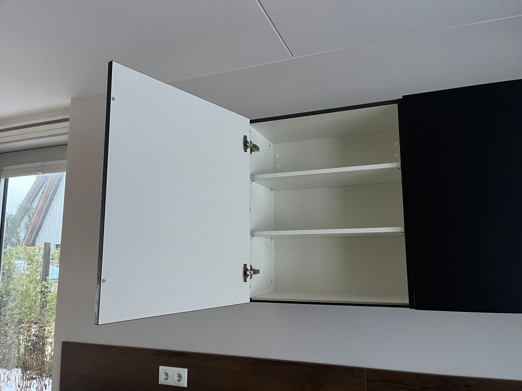 03000 - Zwarte hoekkeuken met hoge kast