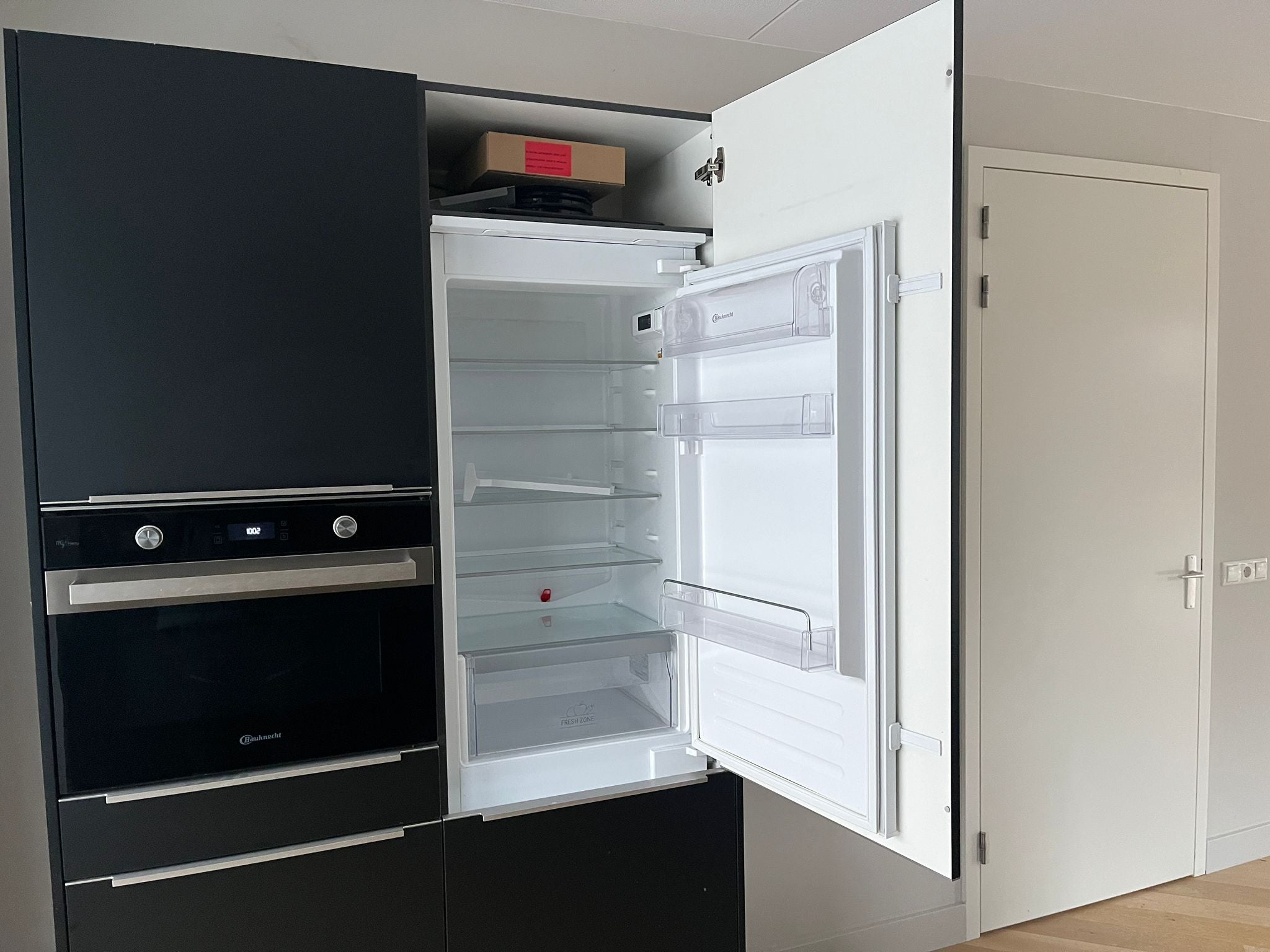 03000 - Zwarte hoekkeuken met hoge kast