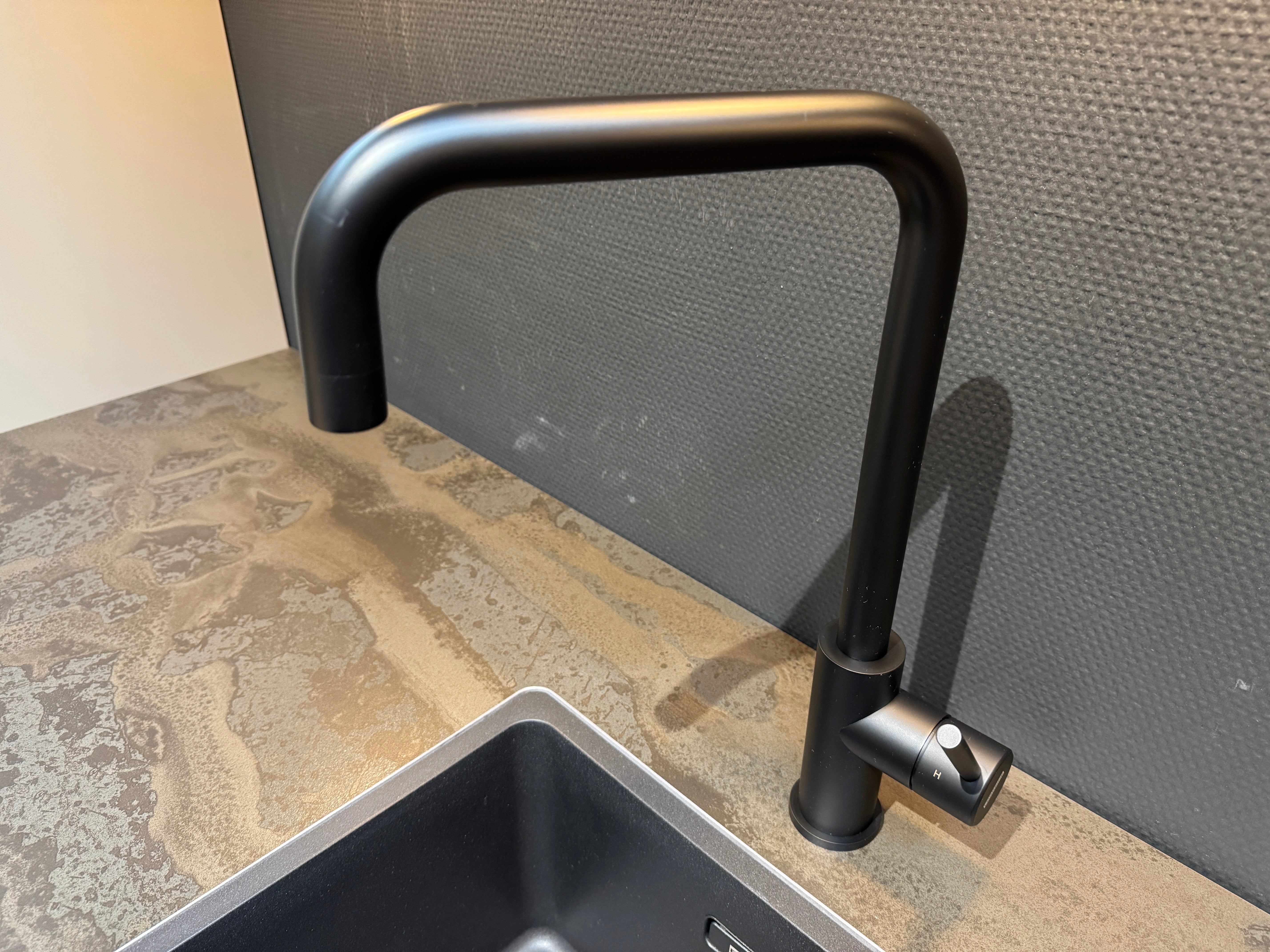 33983 - Grey island kitchen from Rotpunkt with Dekton top