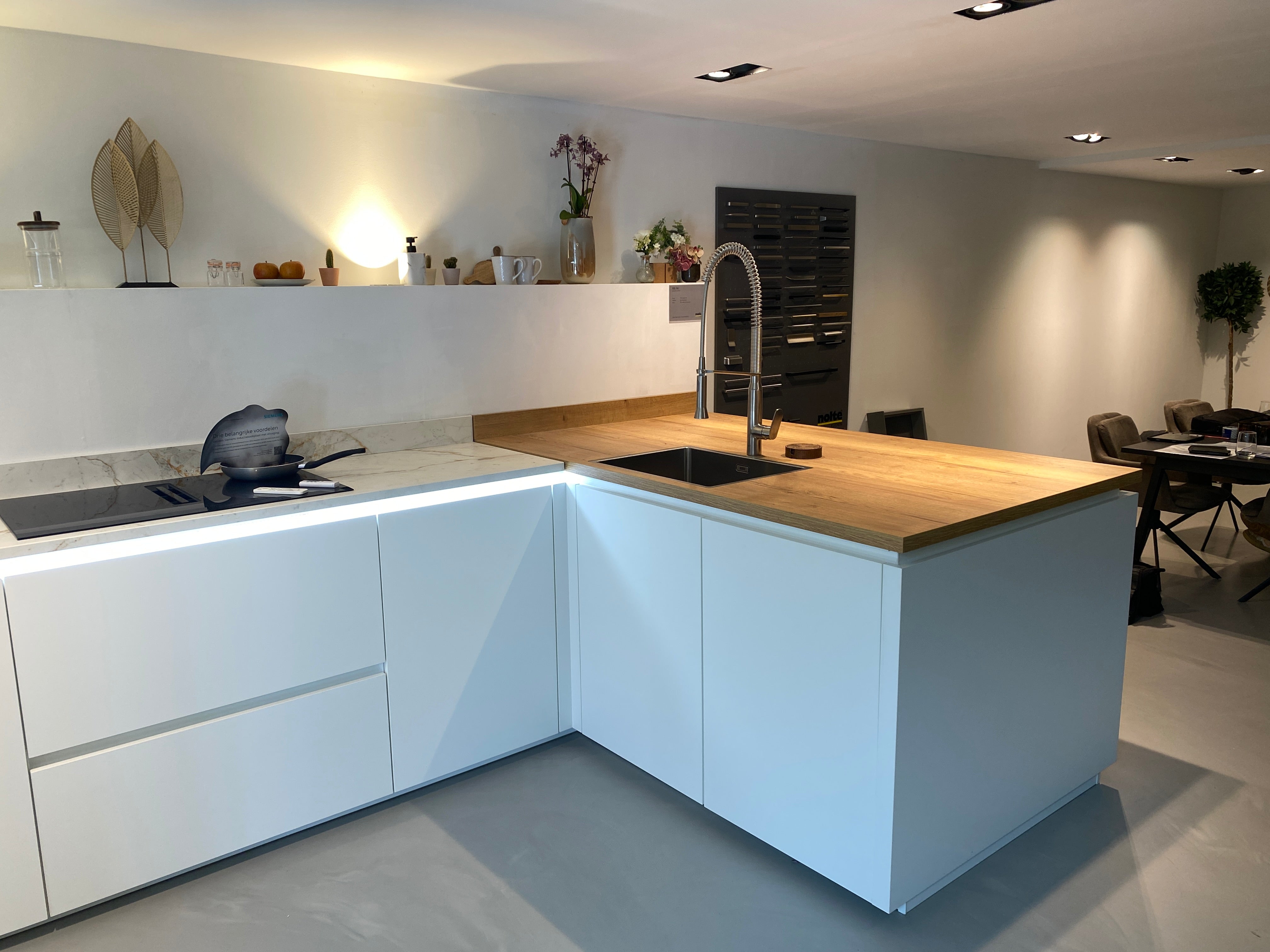 01492 - Witte schiereiland keuken