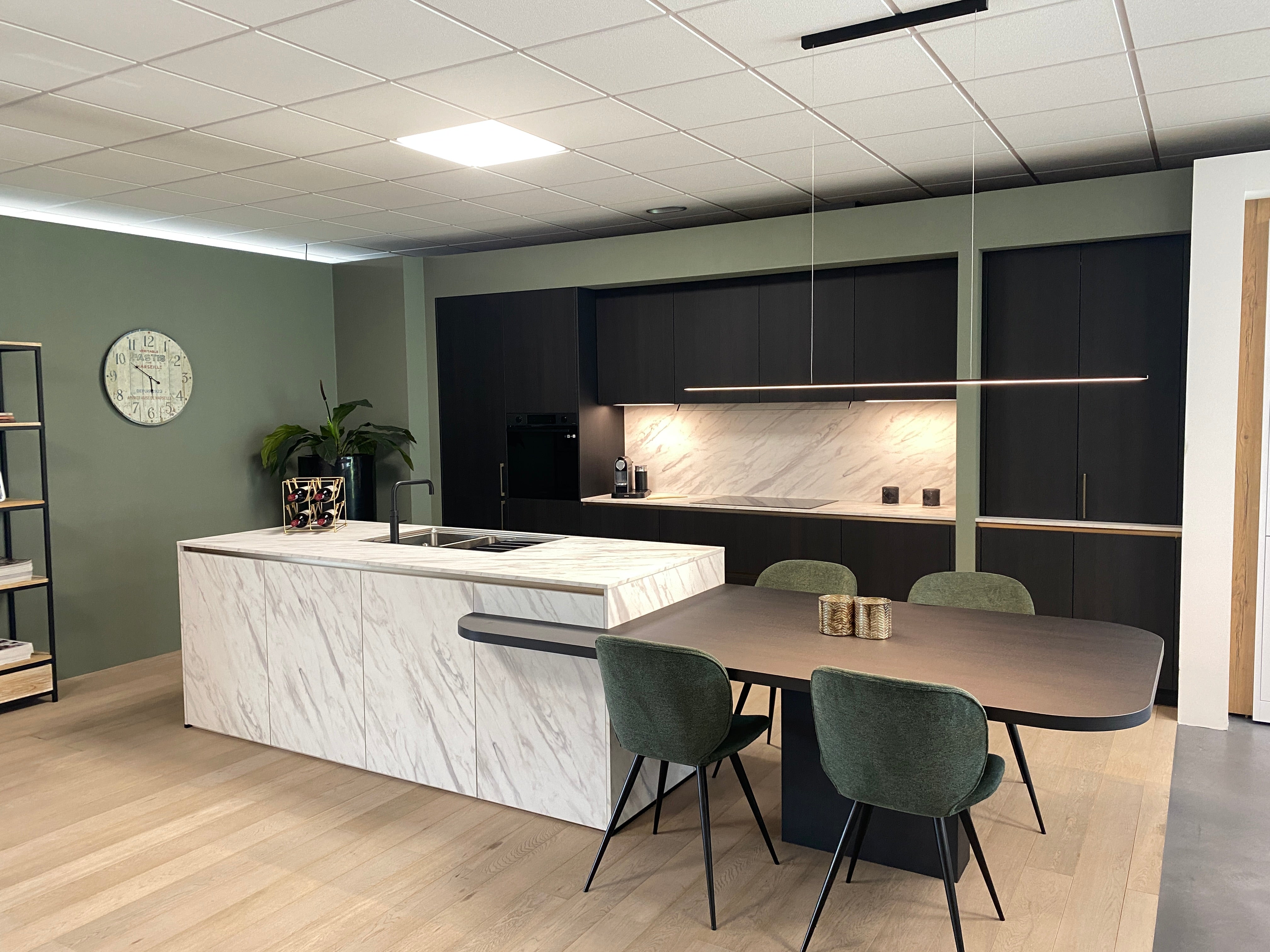 01736 - Eilandkeuken met tafel