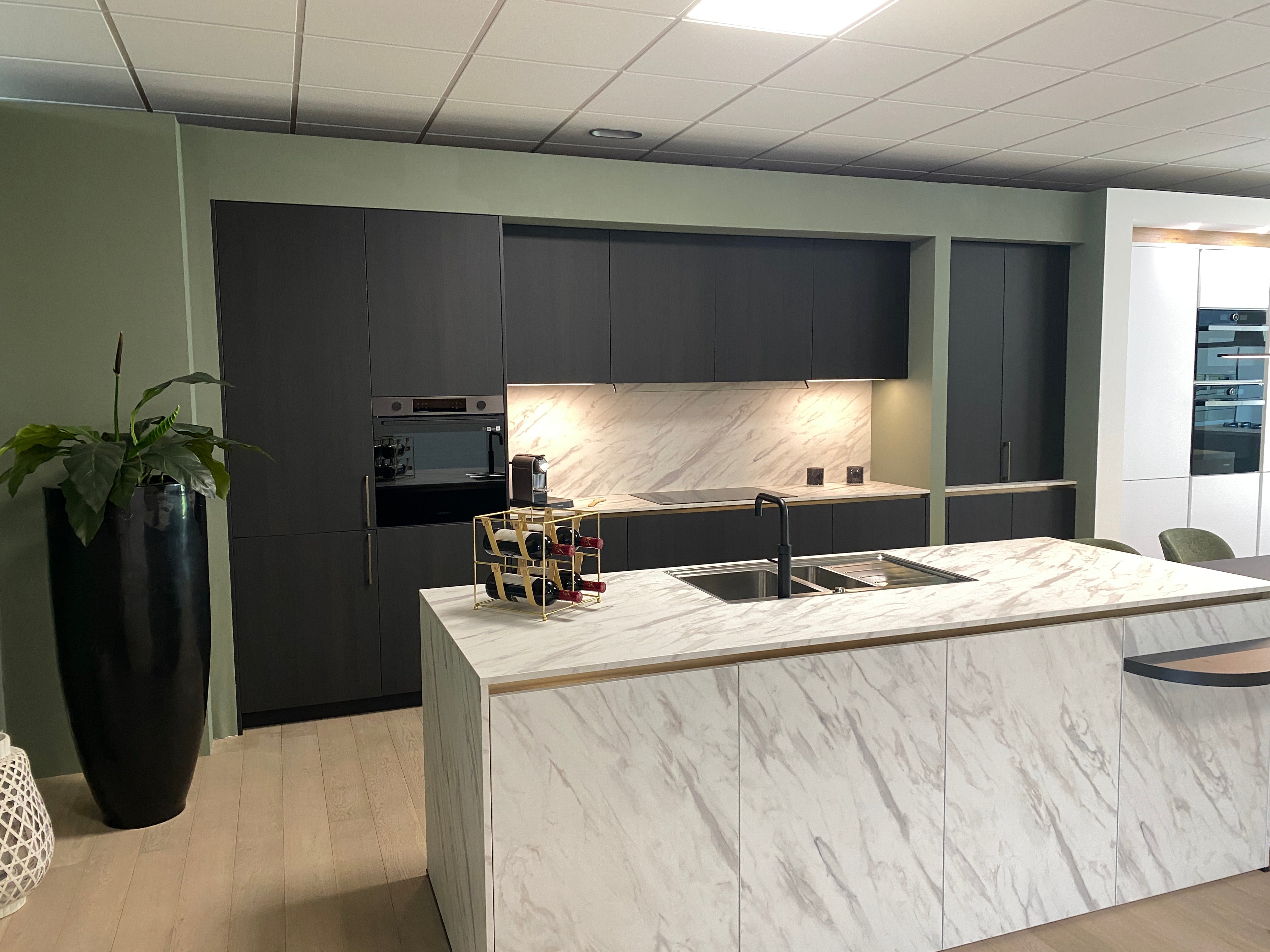 01736 - Eilandkeuken met tafel