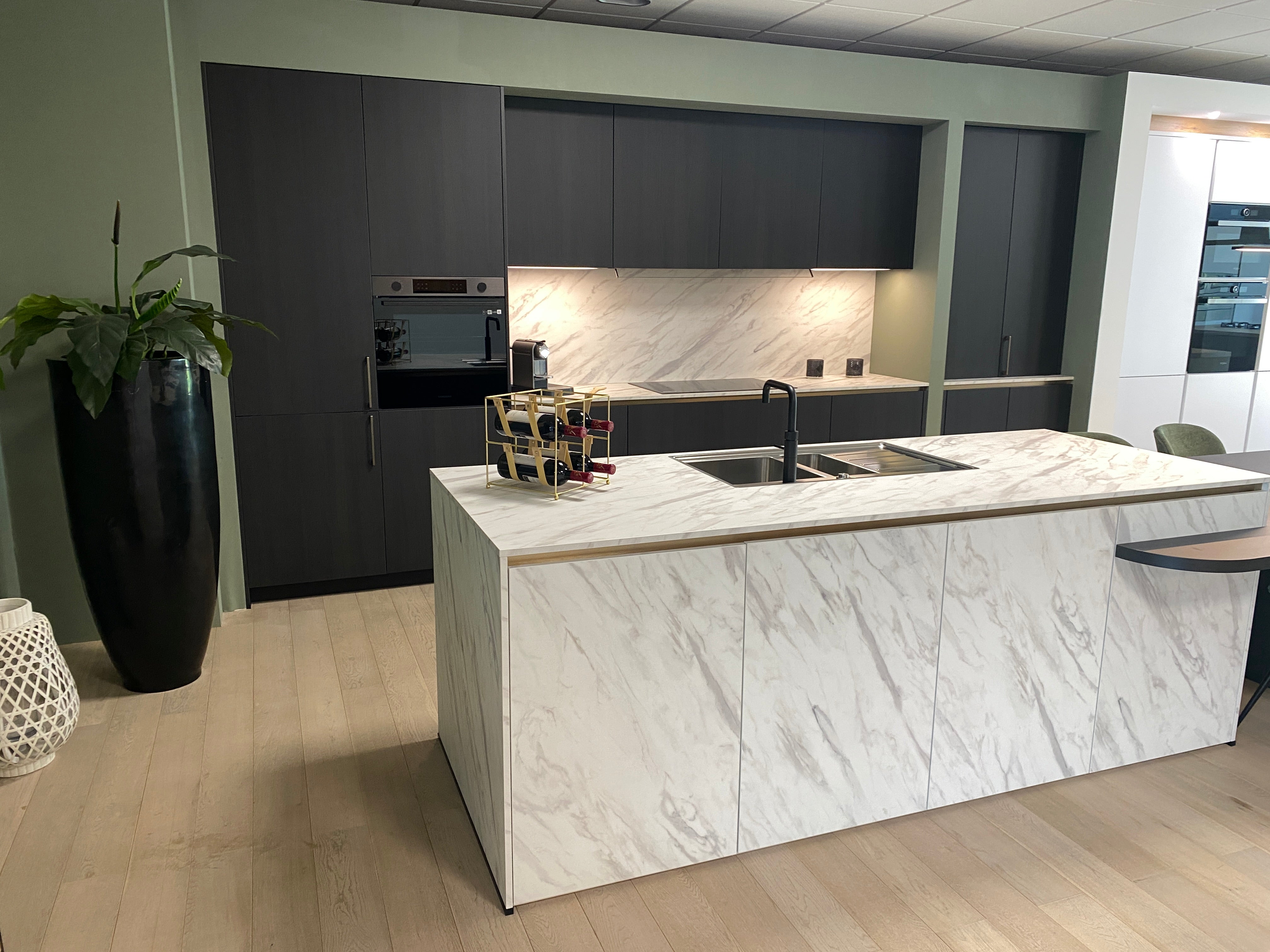 01736 - Eilandkeuken met tafel