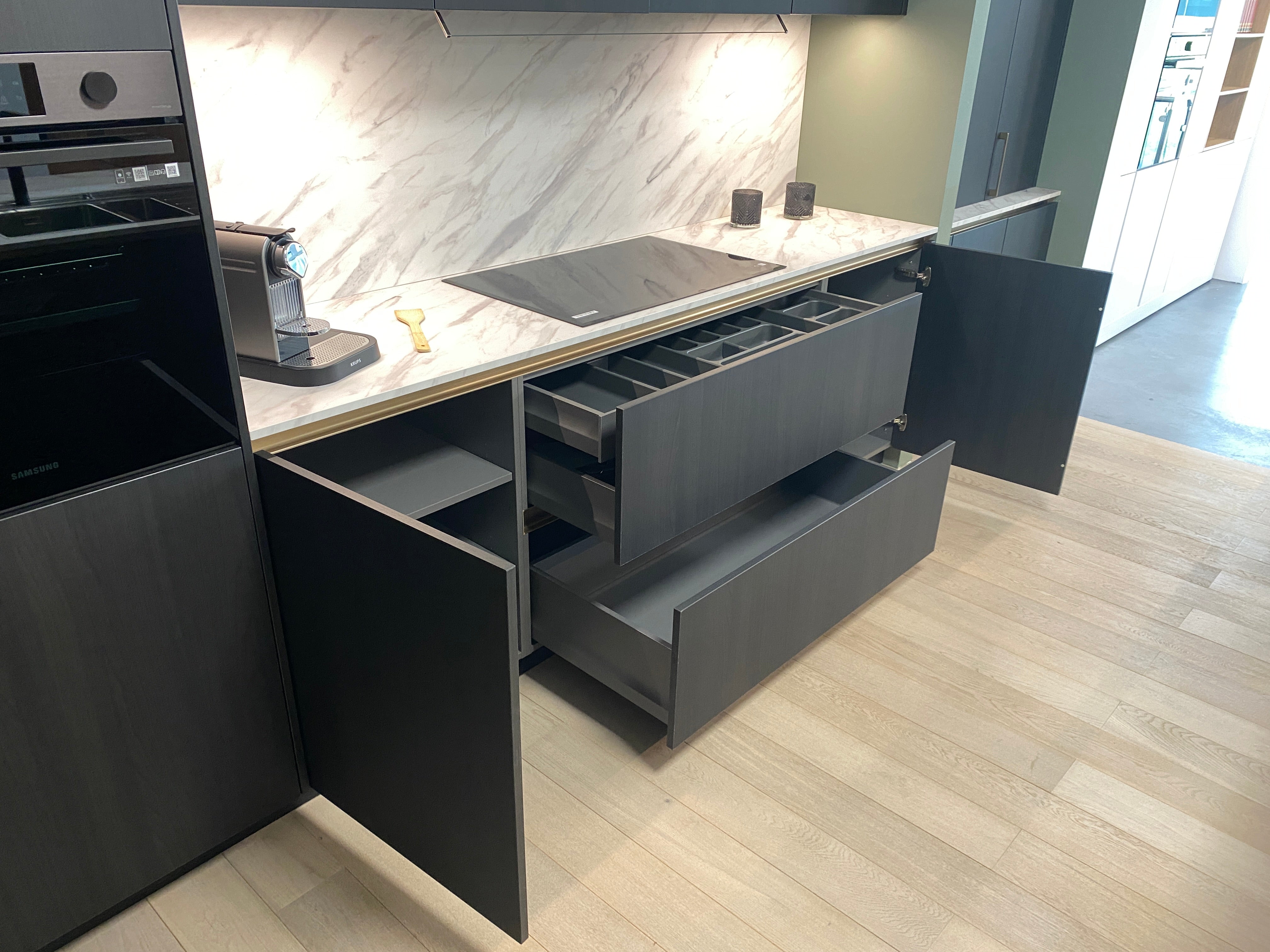 01736 - Eilandkeuken met tafel