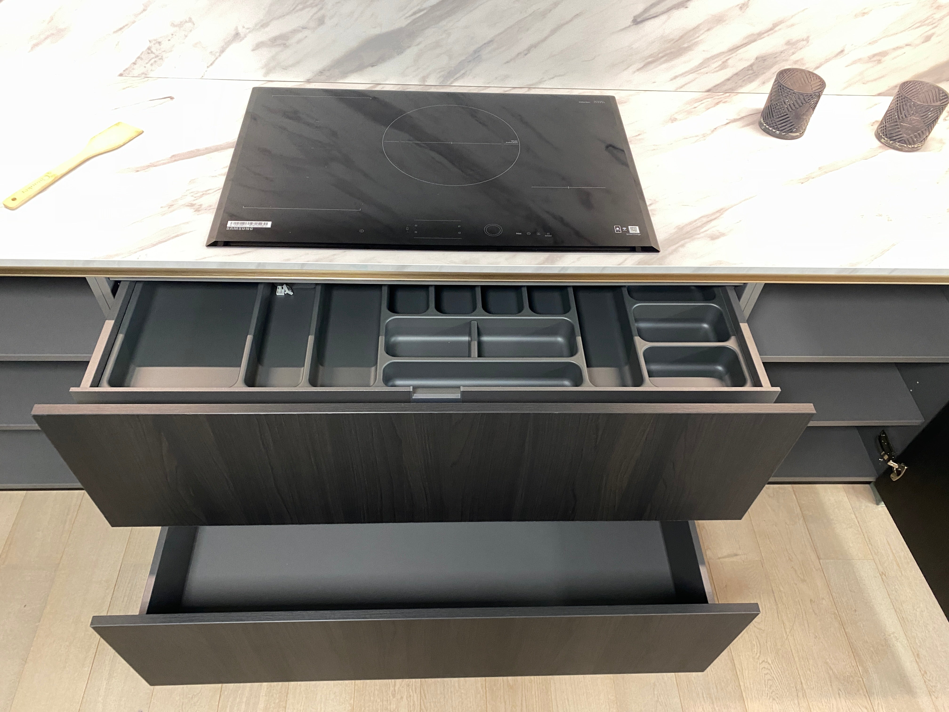 01736 - Eilandkeuken met tafel