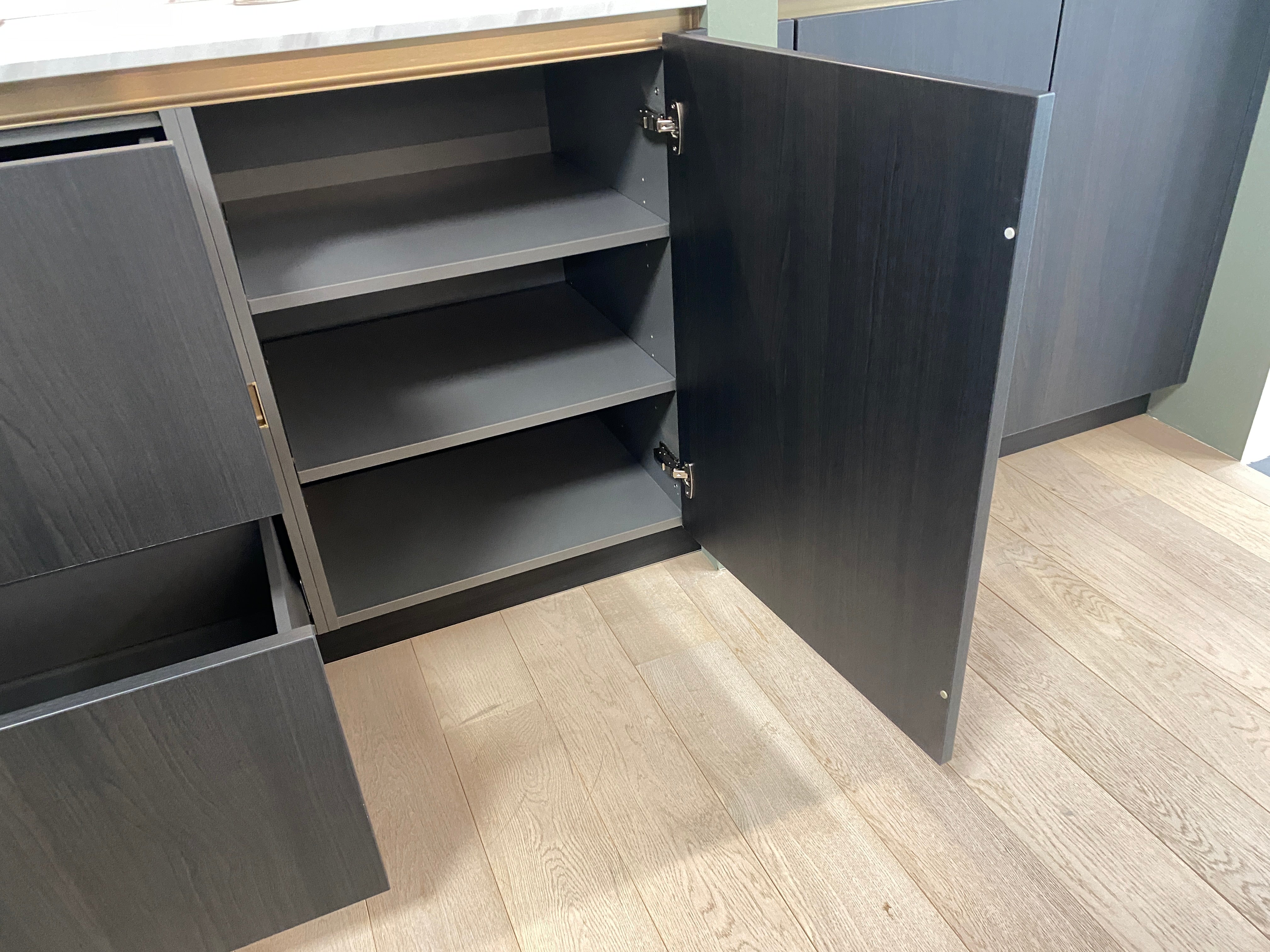 01736 - Eilandkeuken met tafel