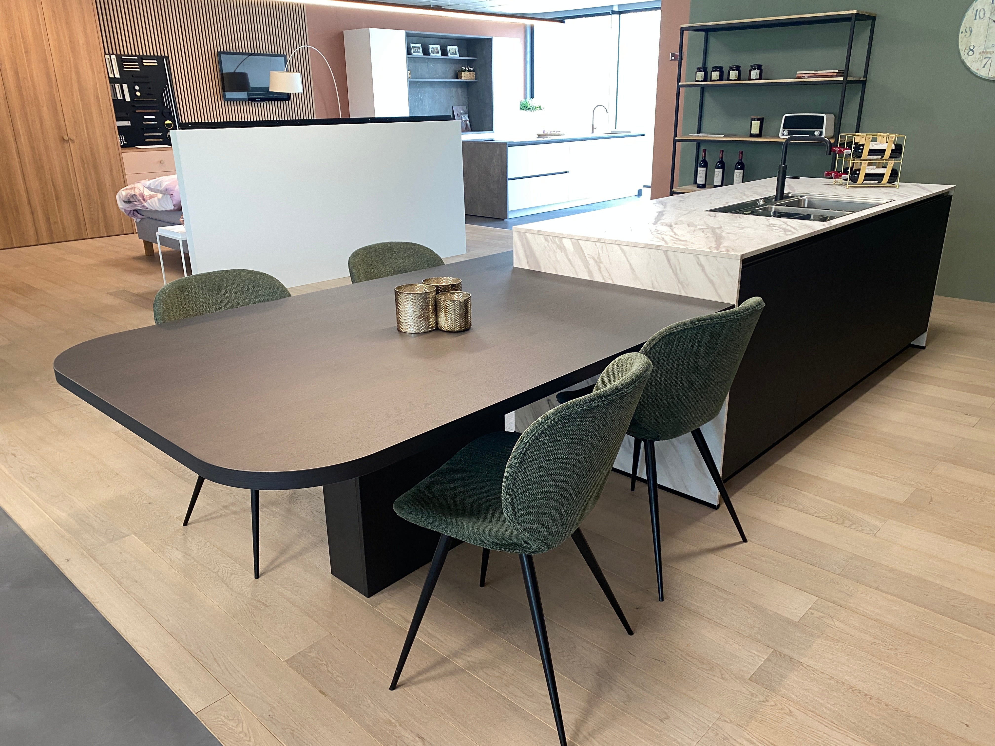 01736 - Eilandkeuken met tafel