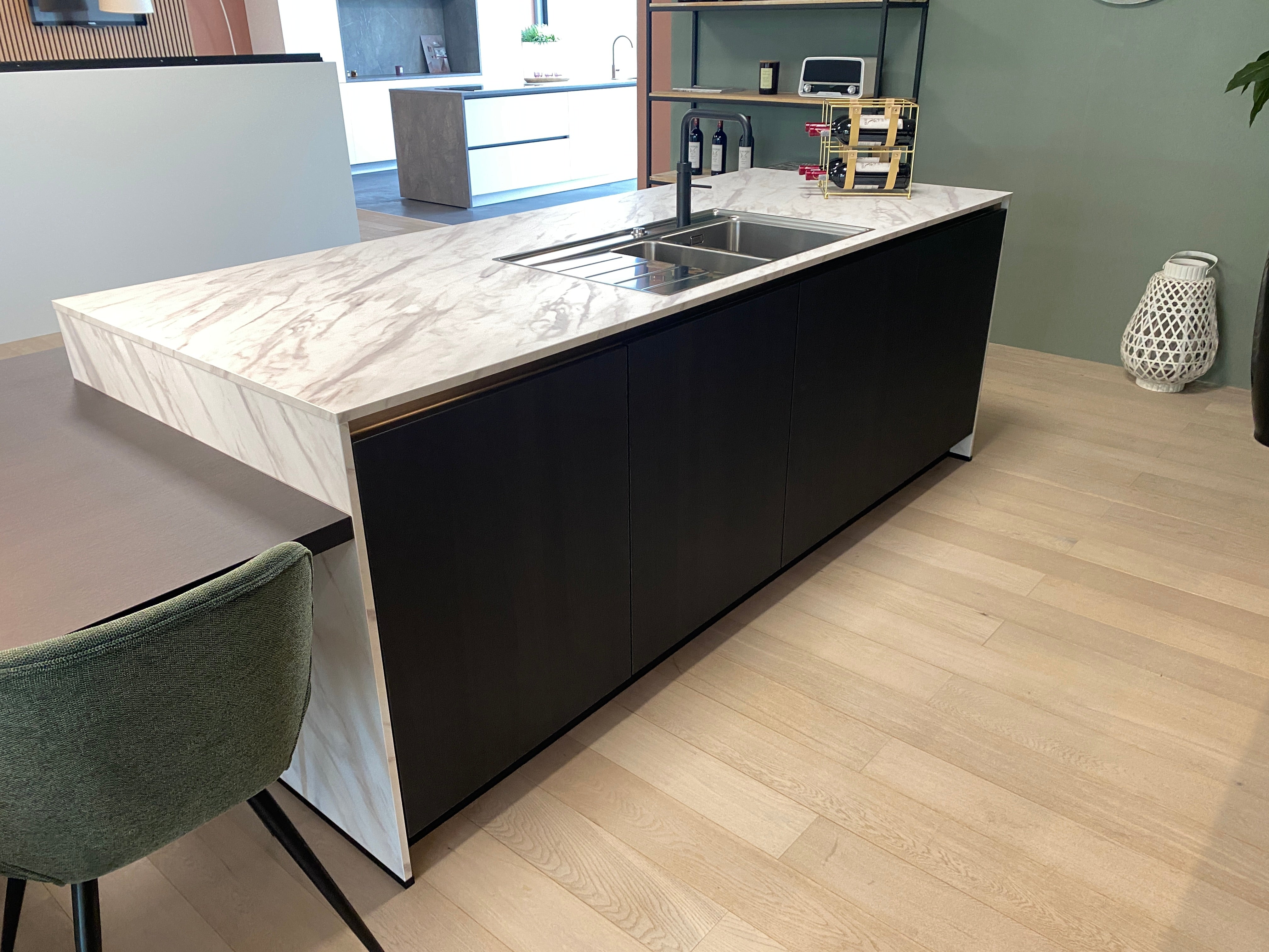 01736 - Eilandkeuken met tafel