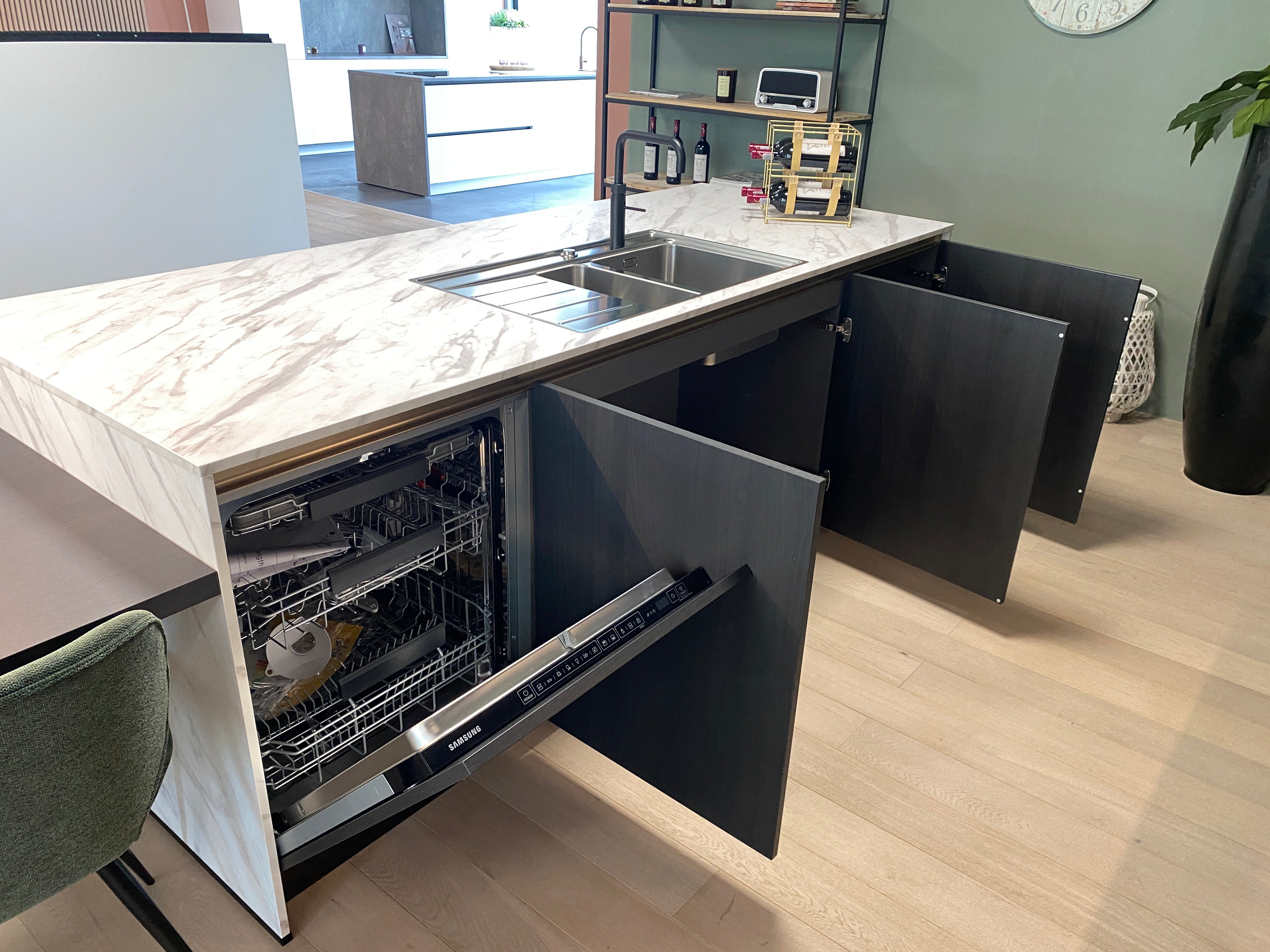 01736 - Eilandkeuken met tafel