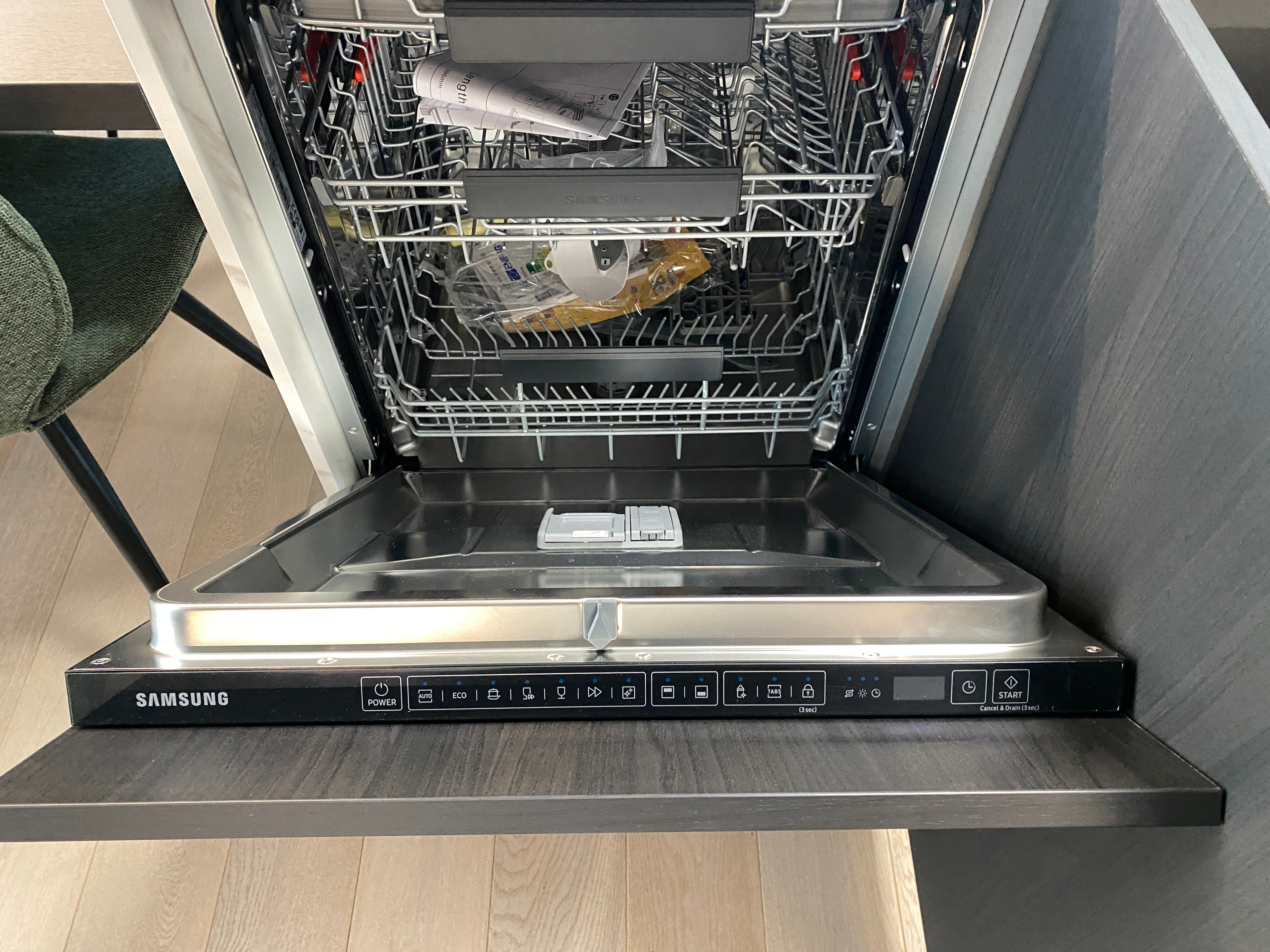 01736 - Eilandkeuken met tafel