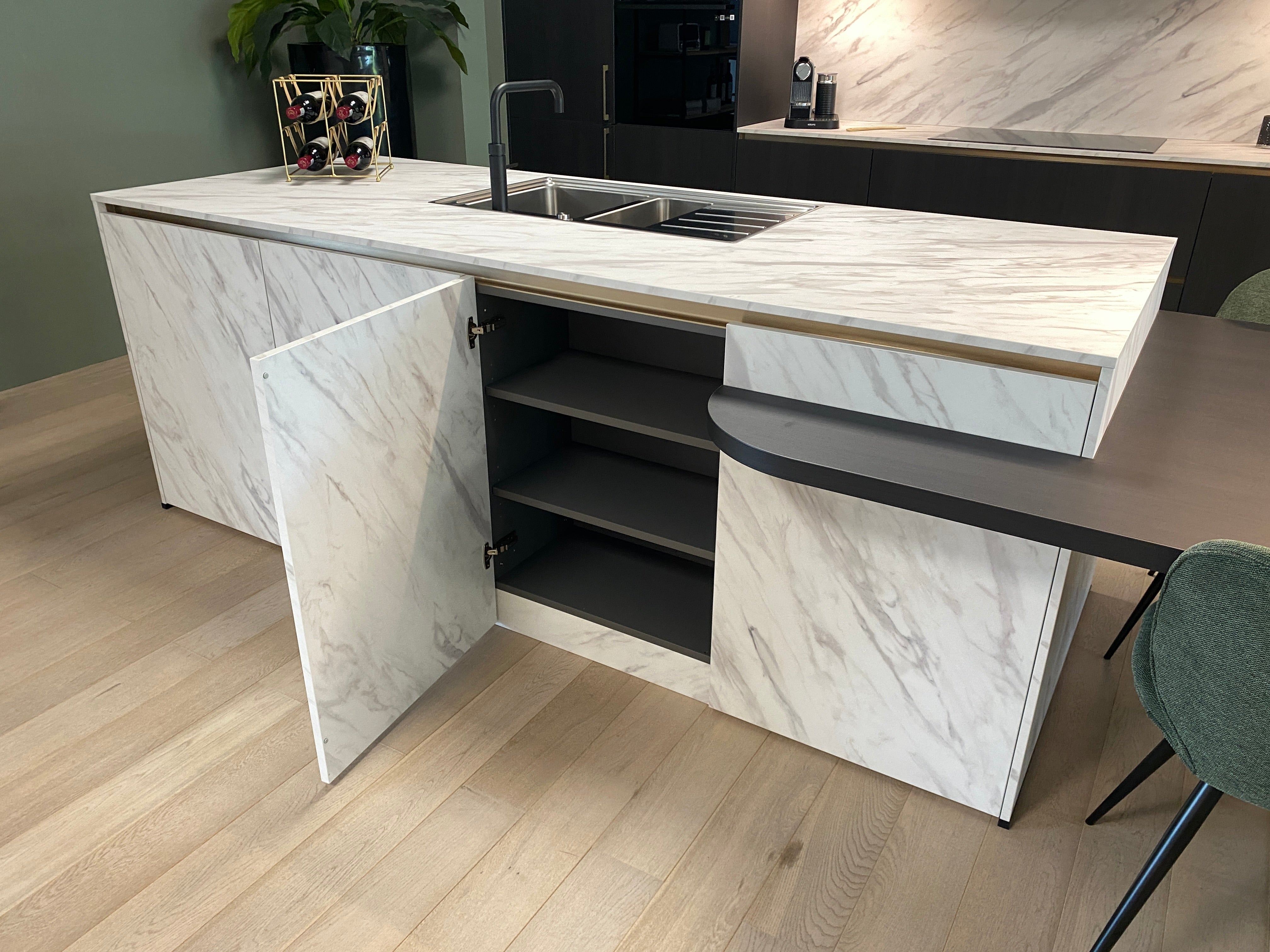 01736 - Eilandkeuken met tafel