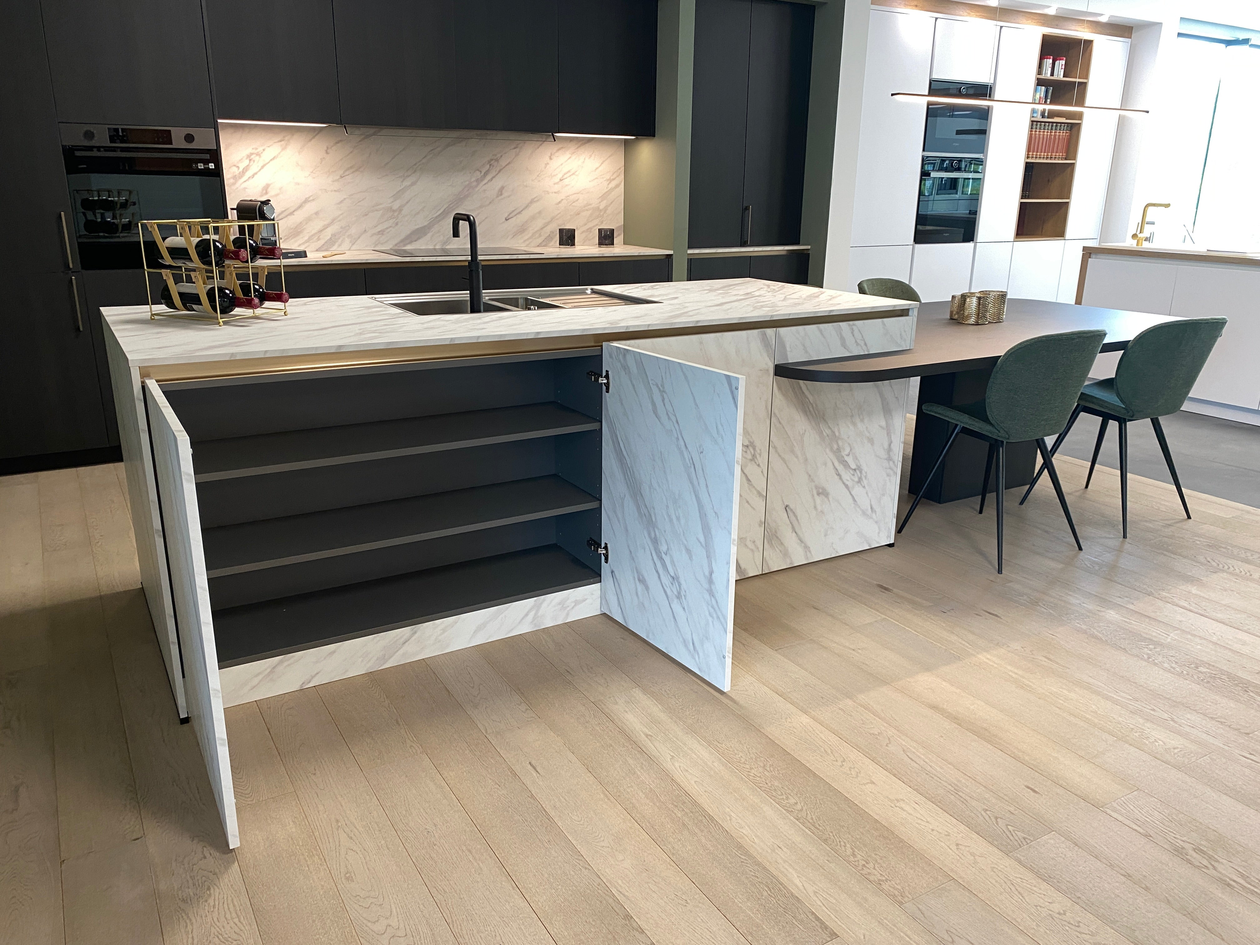 01736 - Eilandkeuken met tafel