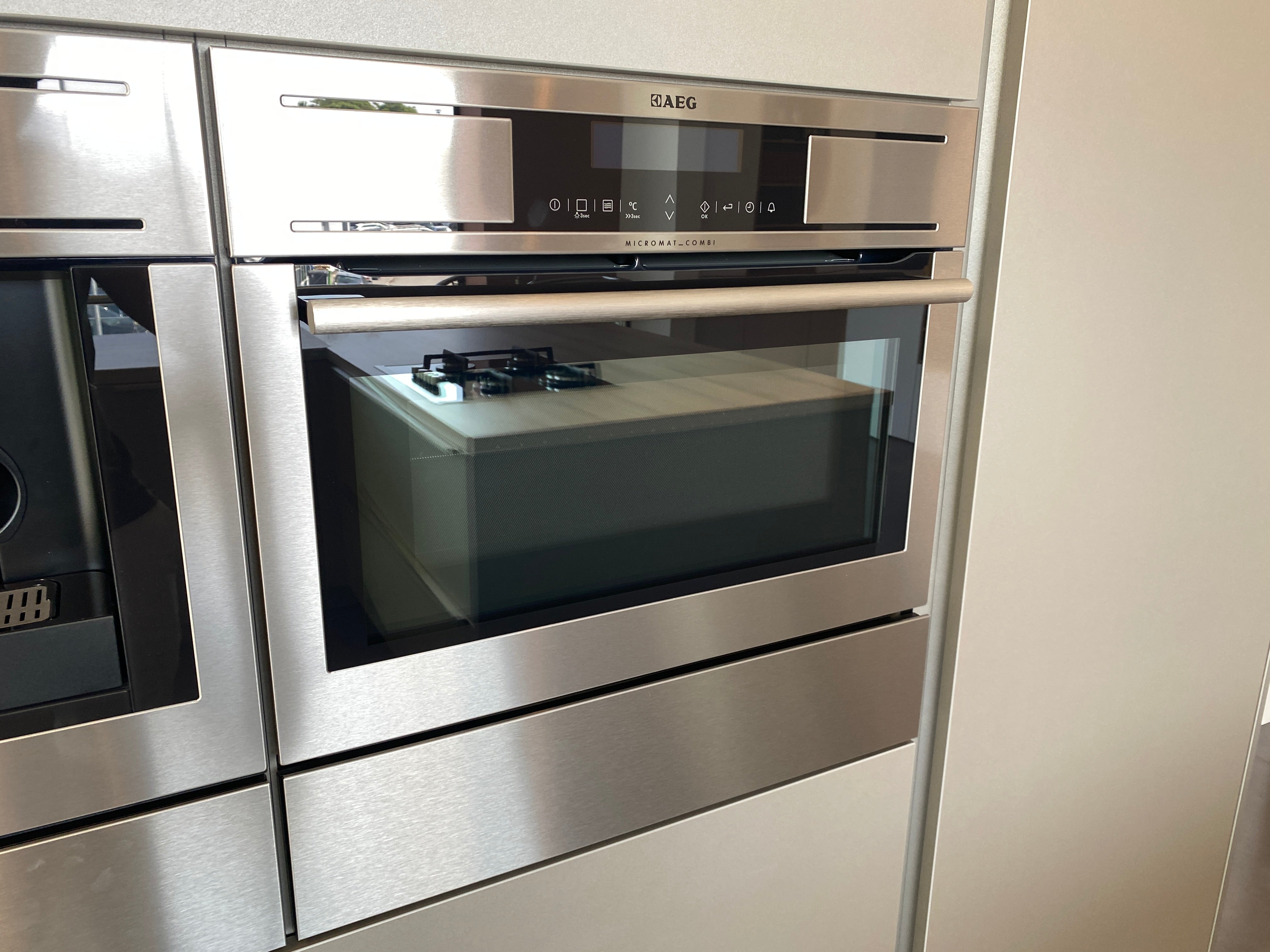 01827 - Grijze eilandkeuken