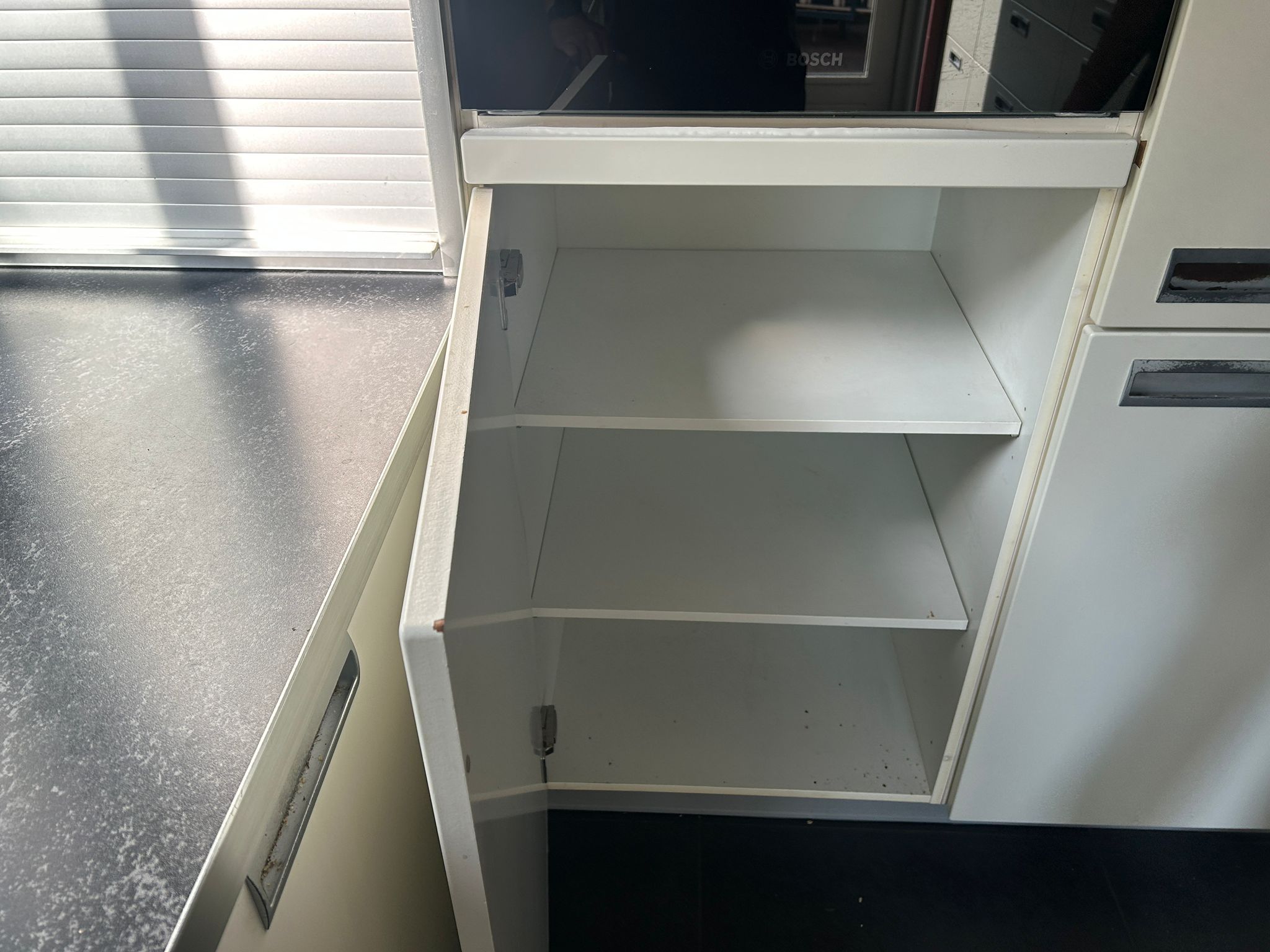 Witte tweedehandse keuken van het merk Alno met een wit schiereiland met kast onder de oven