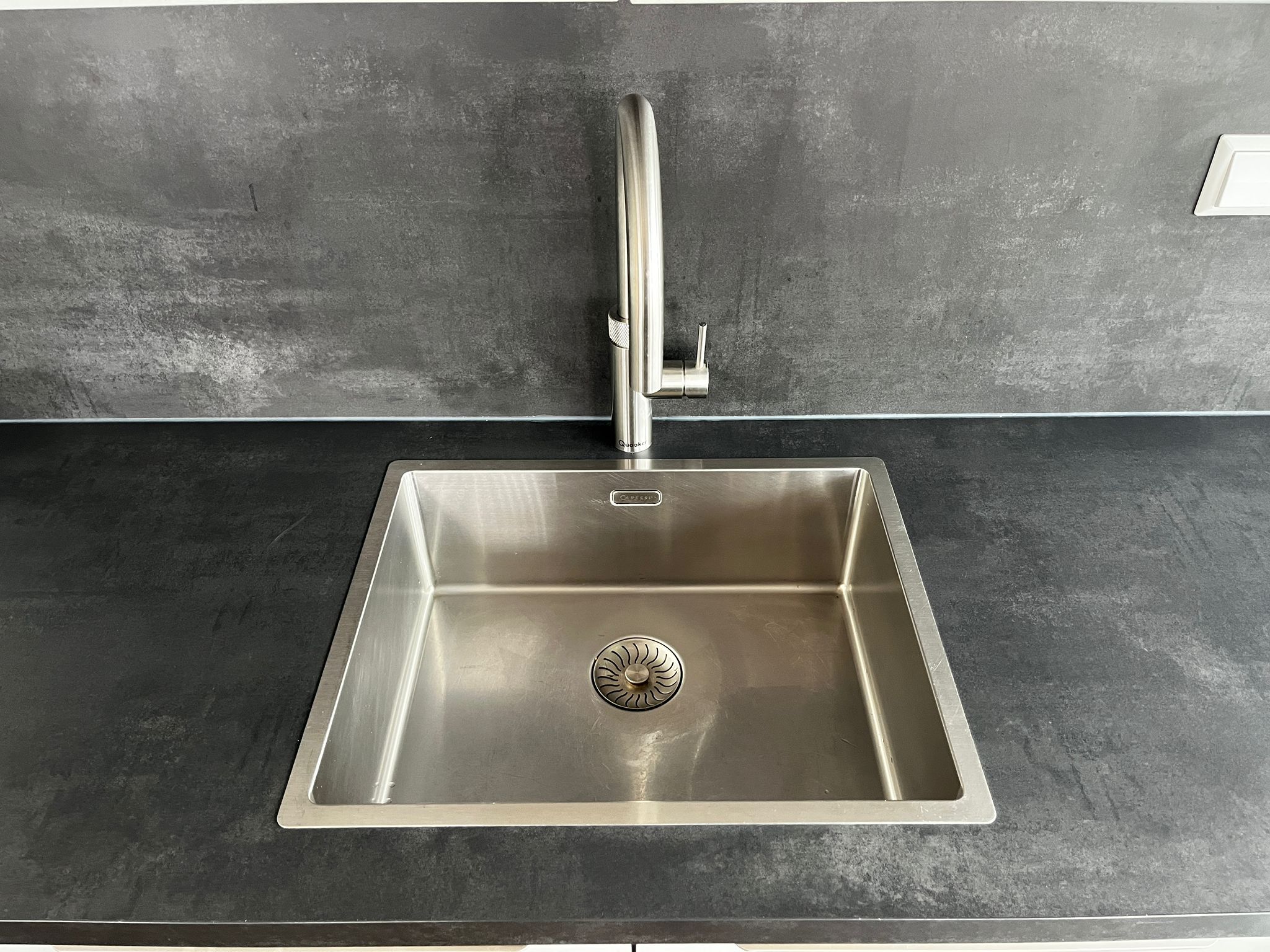 Tweedehands zwart en grijze Nobilia StoneArt eilandkeuken zilvere wasbak met quooker