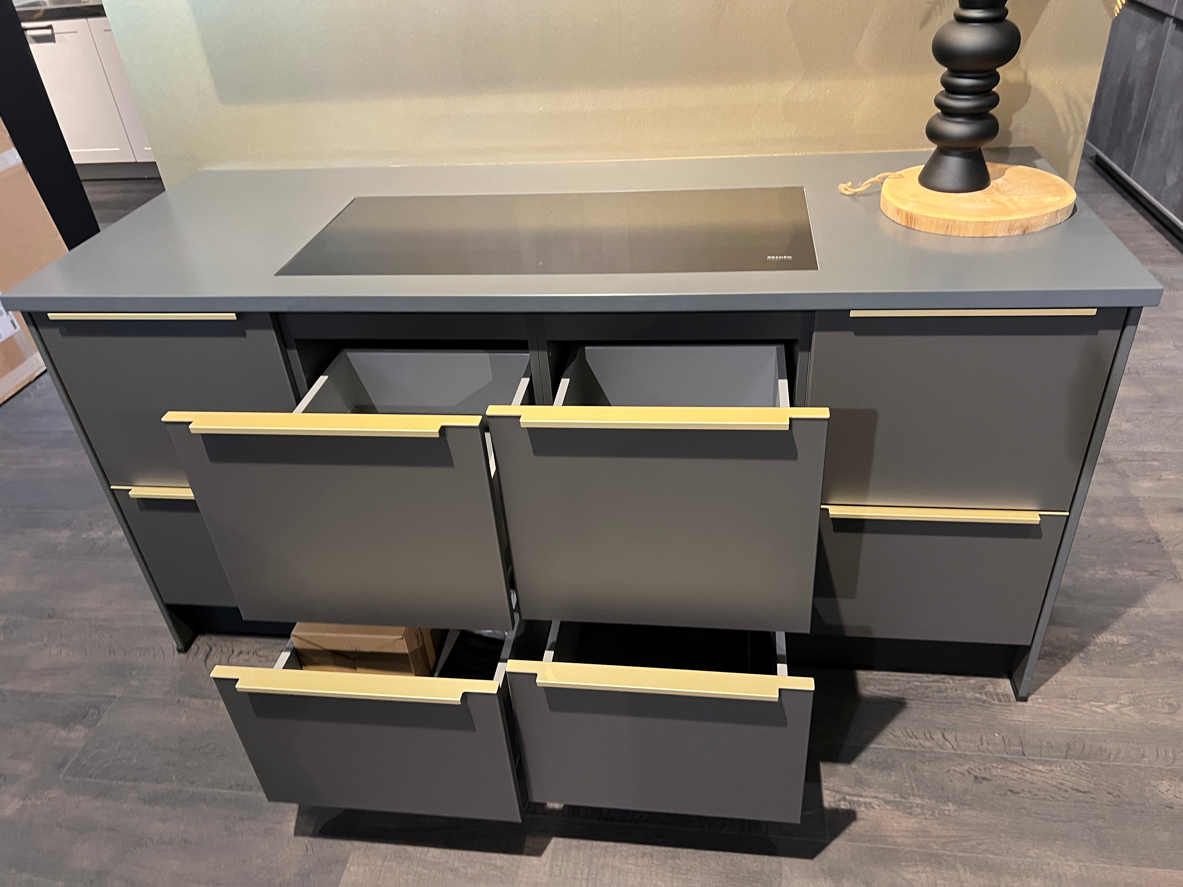 01973 - Moderne keuken met gouden details