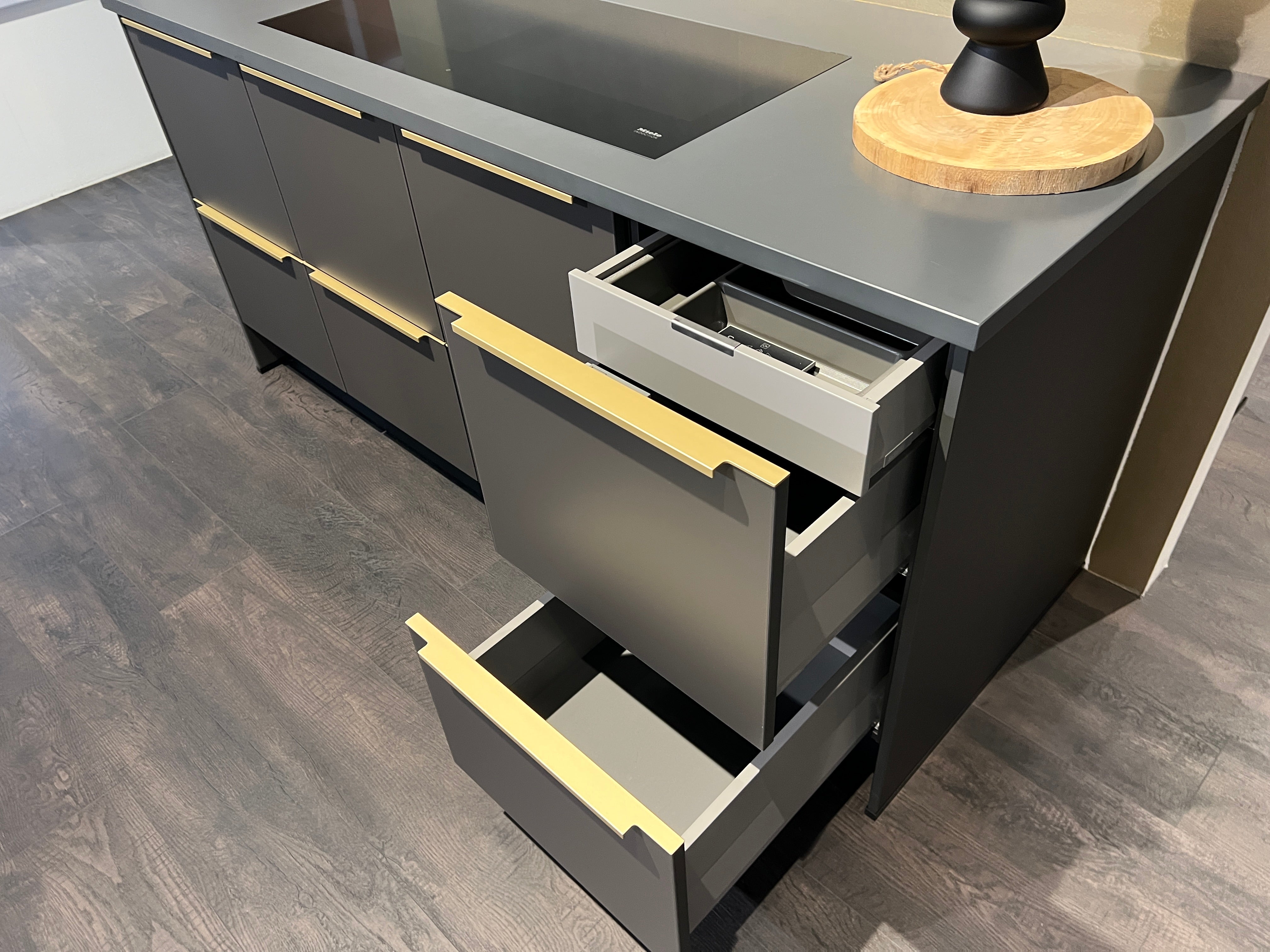 01973 - Moderne keuken met gouden details
