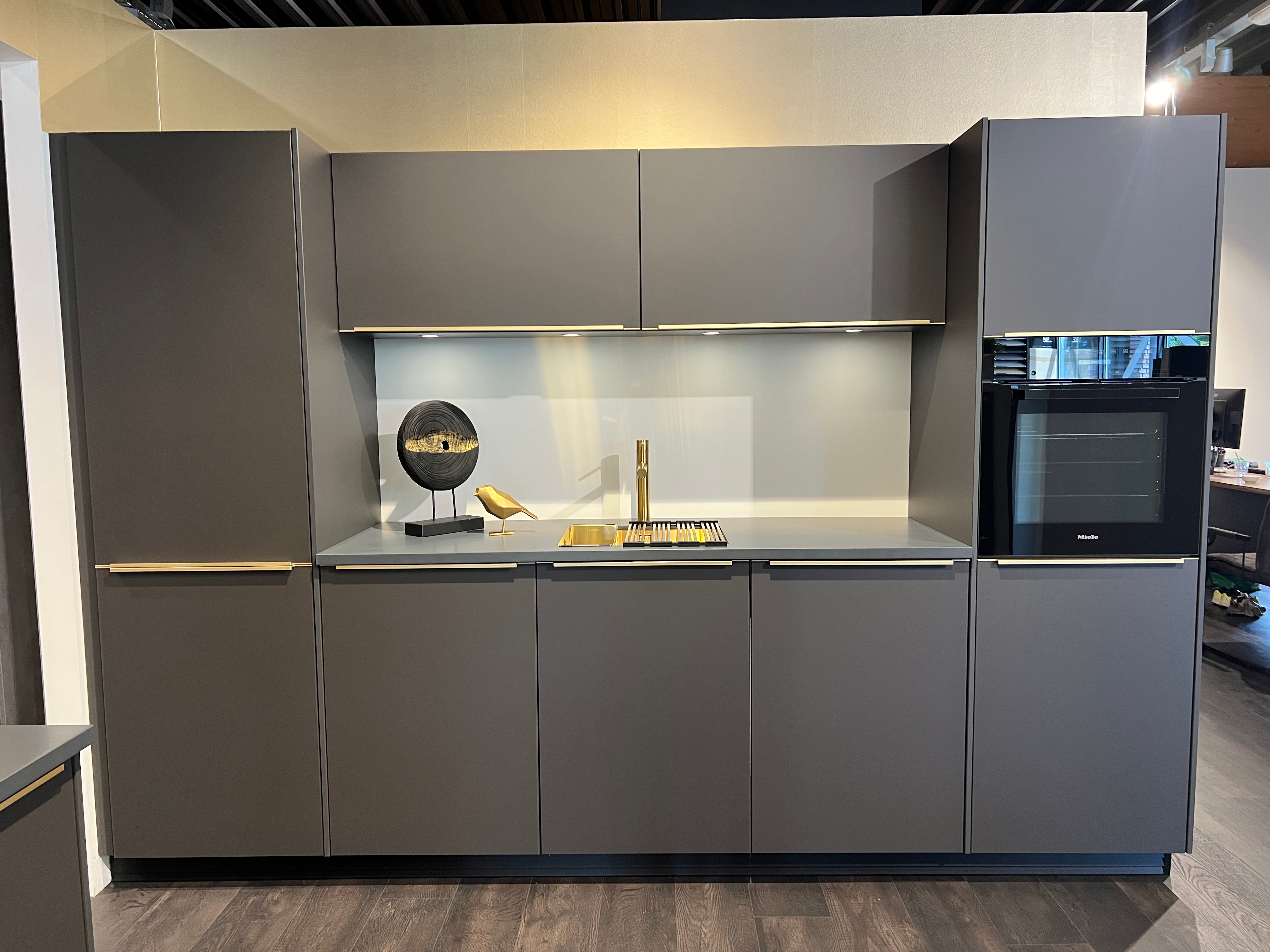 01973 - Moderne keuken met gouden details