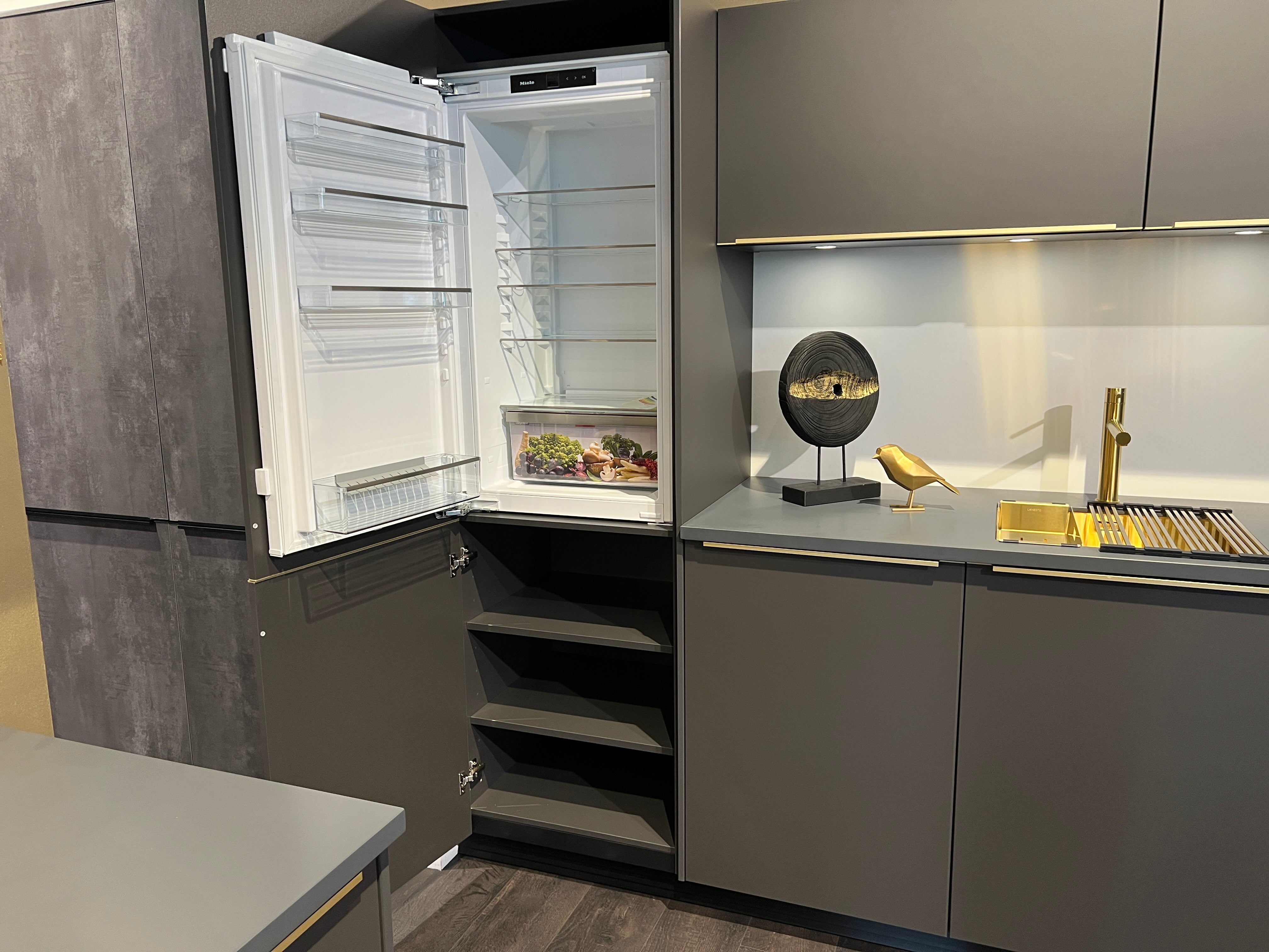 01973 - Moderne keuken met gouden details