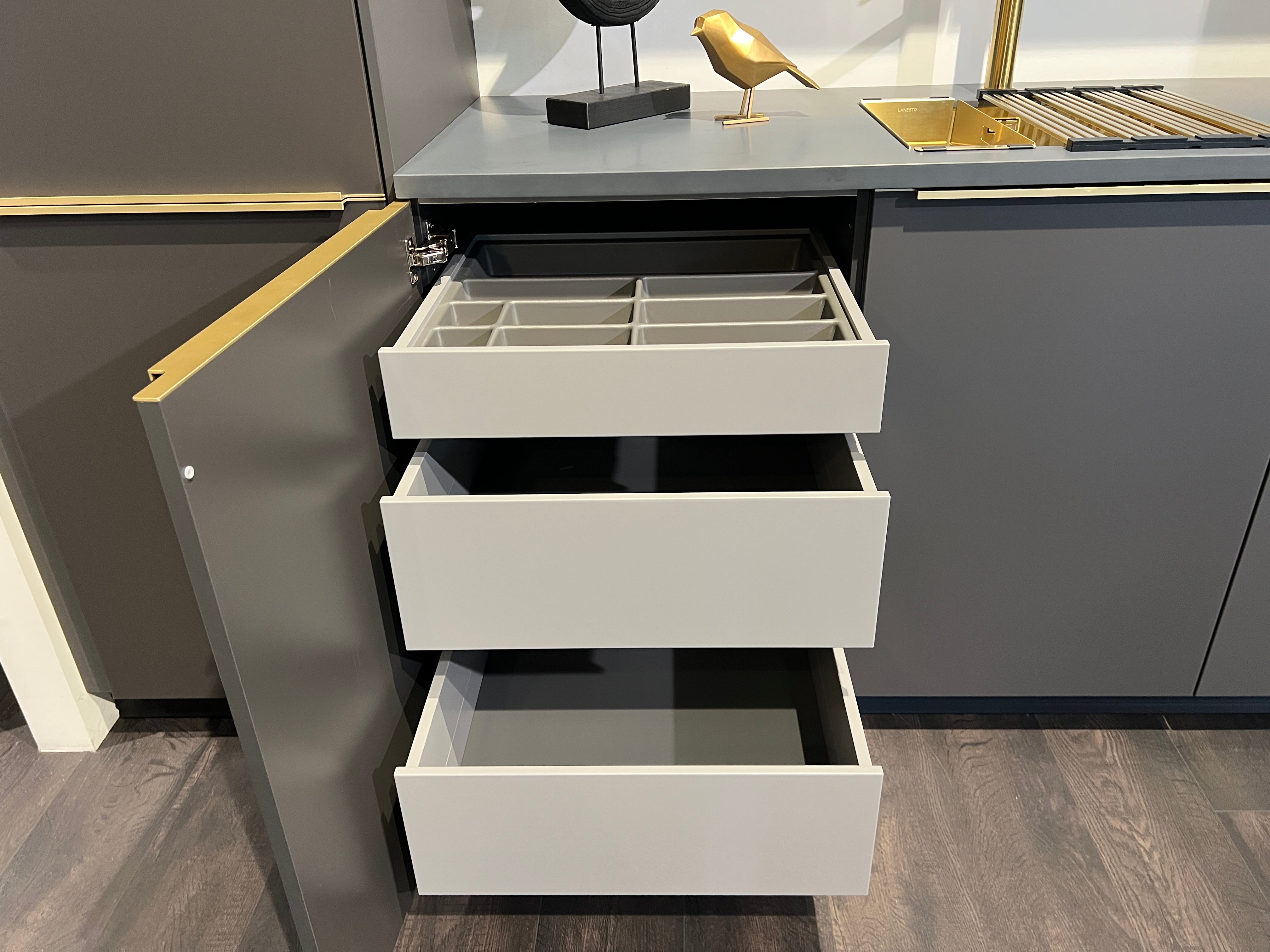 01973 - Moderne keuken met gouden details