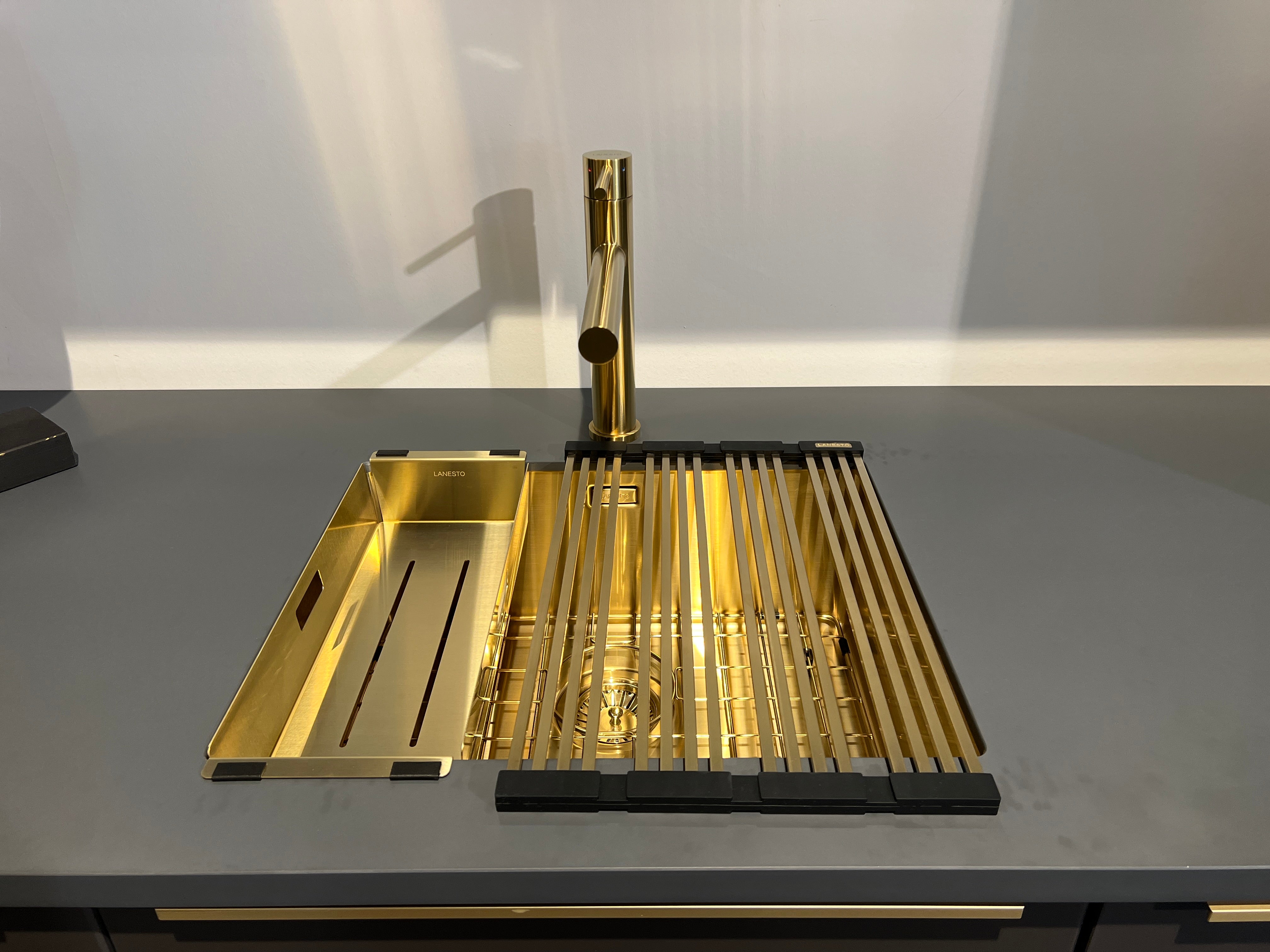 01973 - Moderne keuken met gouden details