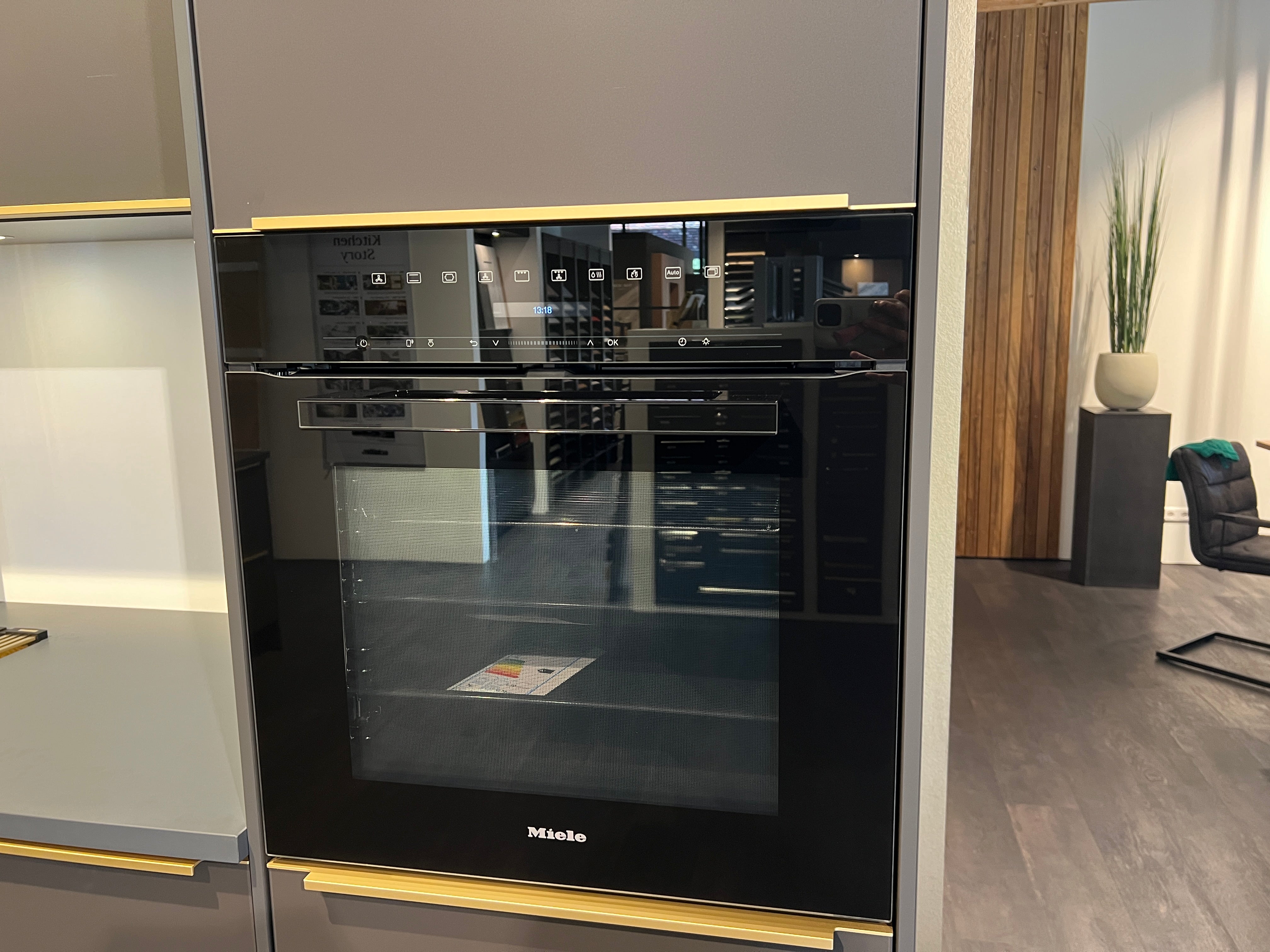 01973 - Moderne keuken met gouden details