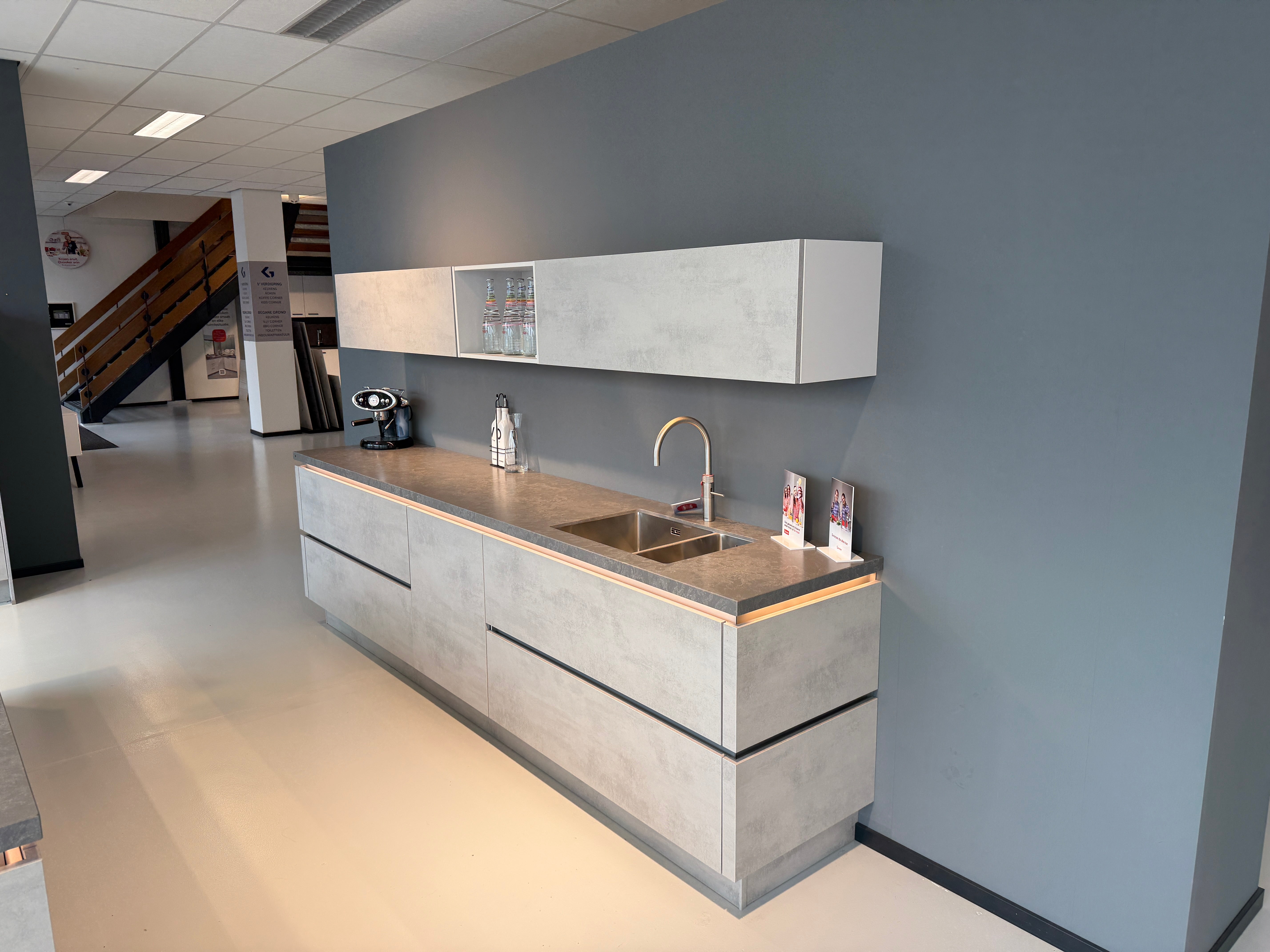 02356 - Grijs betonlook eilandkeuken