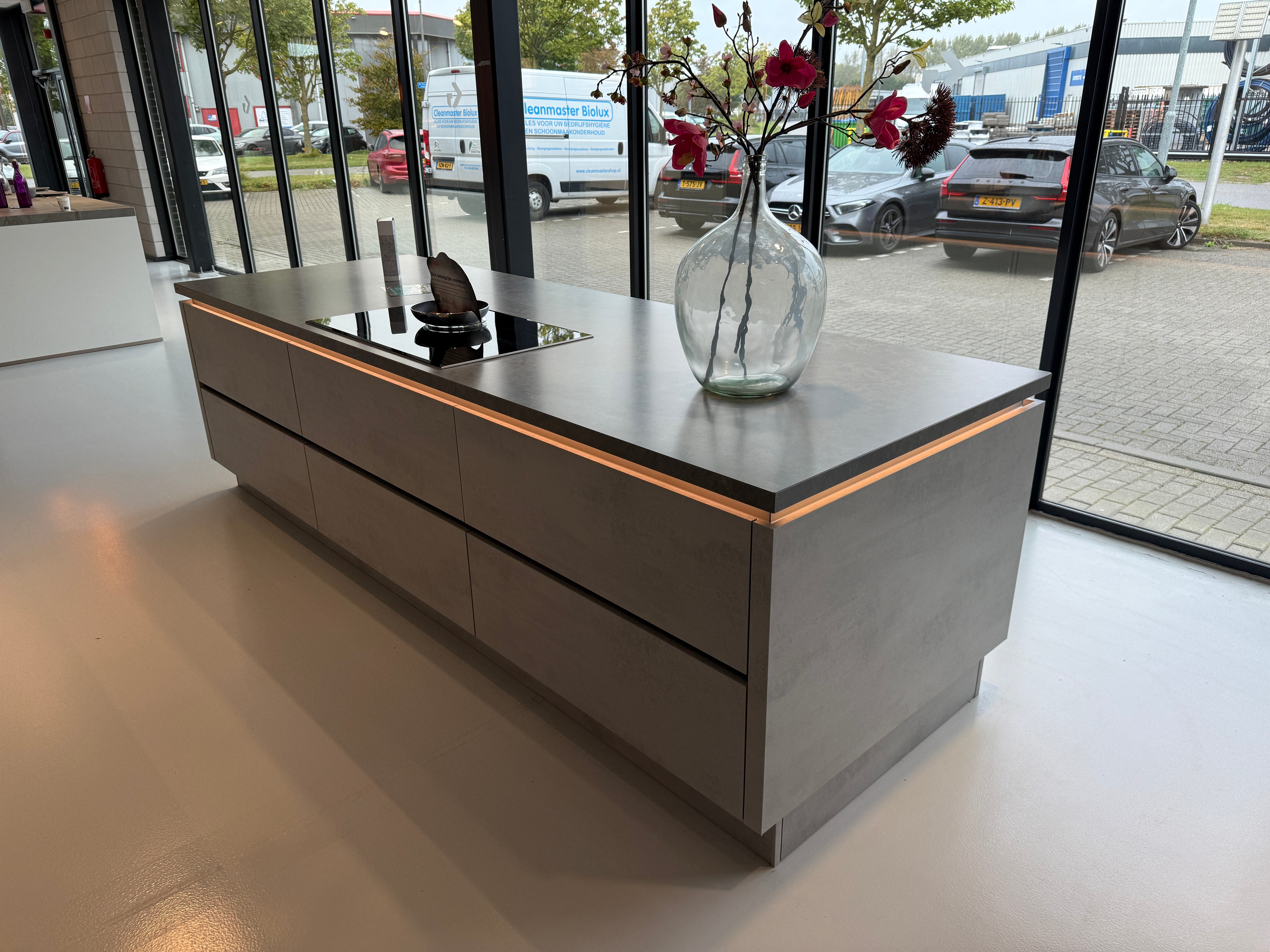 02356 - Grijs betonlook eilandkeuken