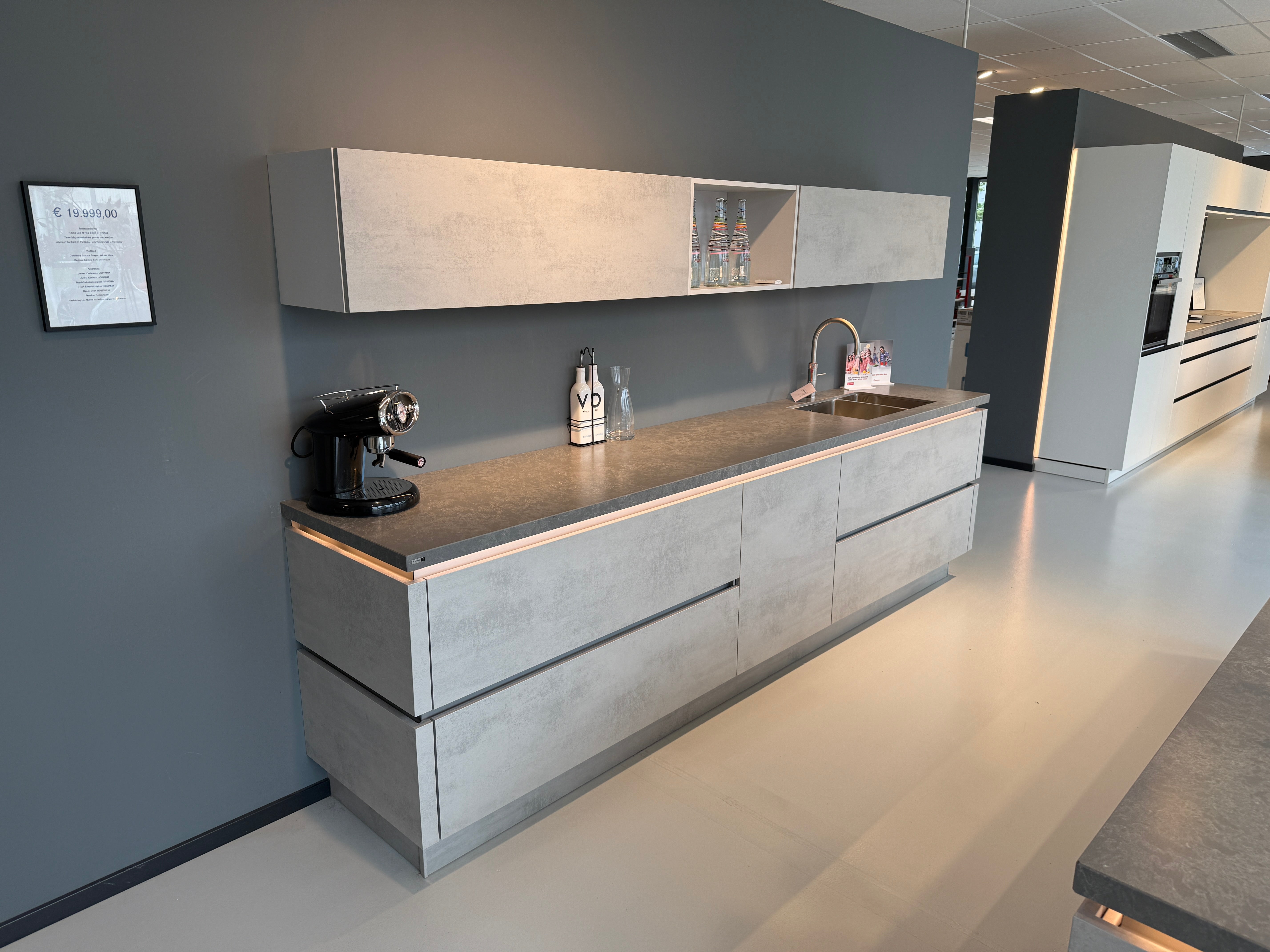 02356 - Grijs betonlook eilandkeuken