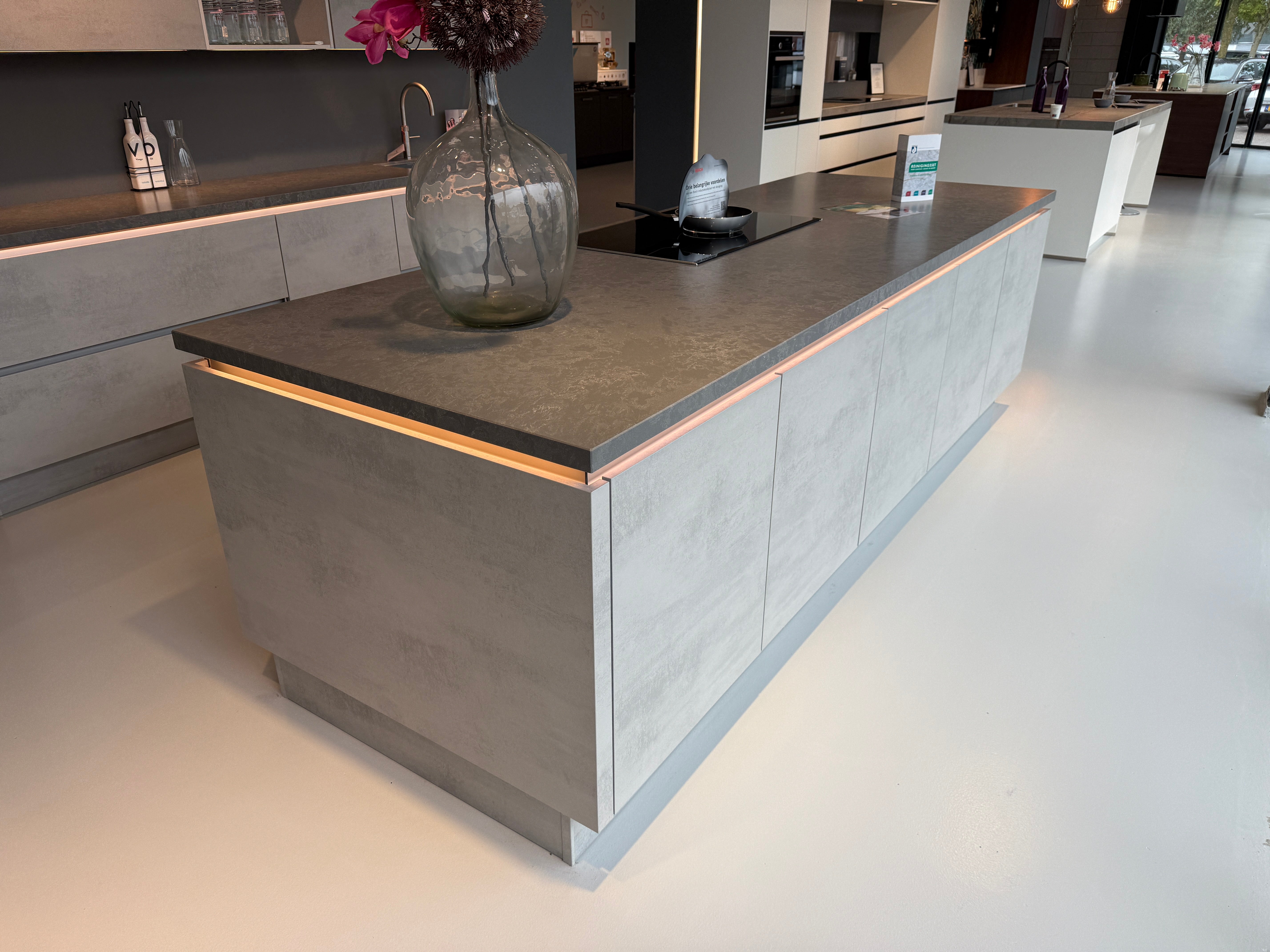 02356 - Grijs betonlook eilandkeuken