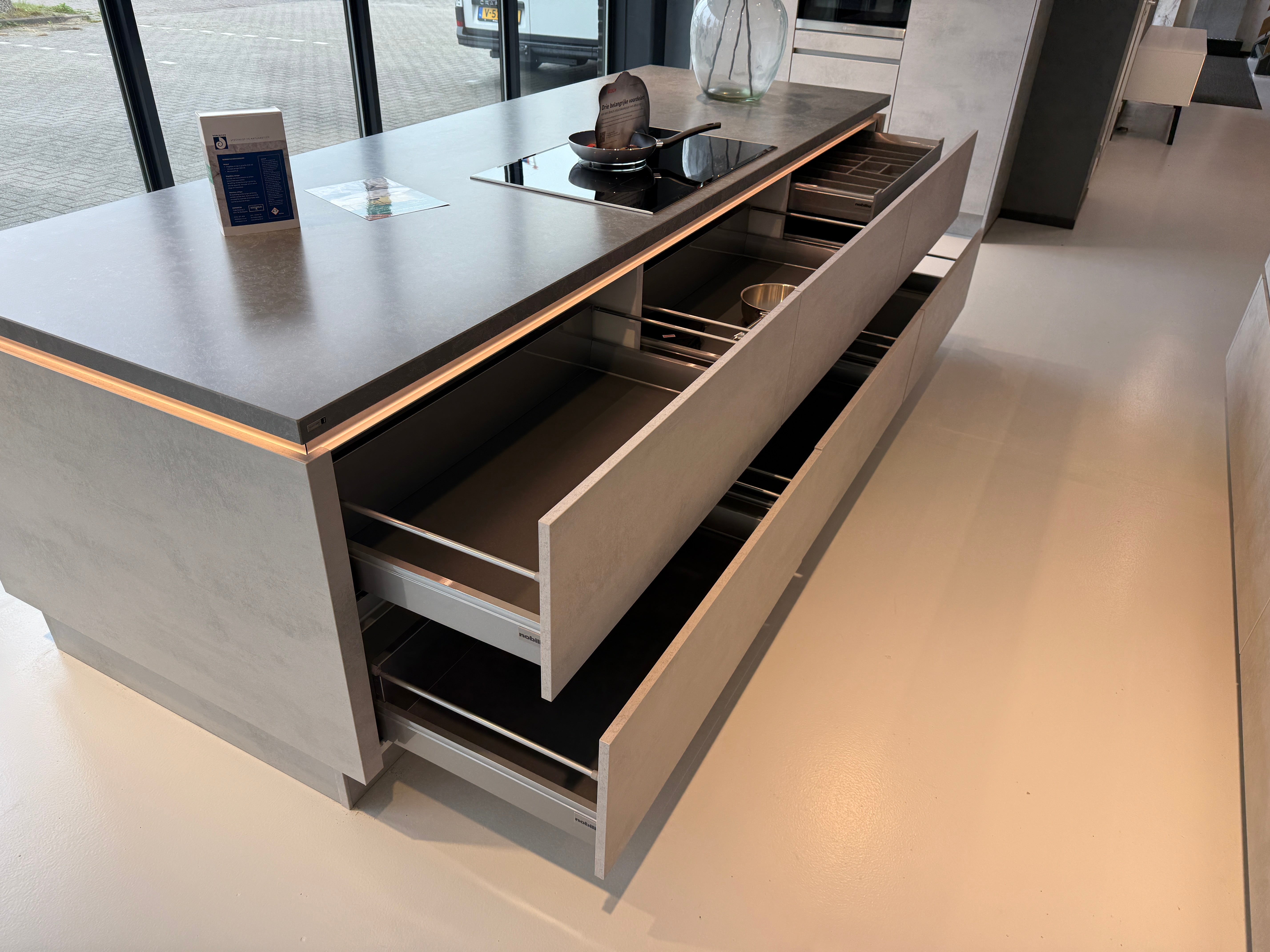 02356 - Grijs betonlook eilandkeuken