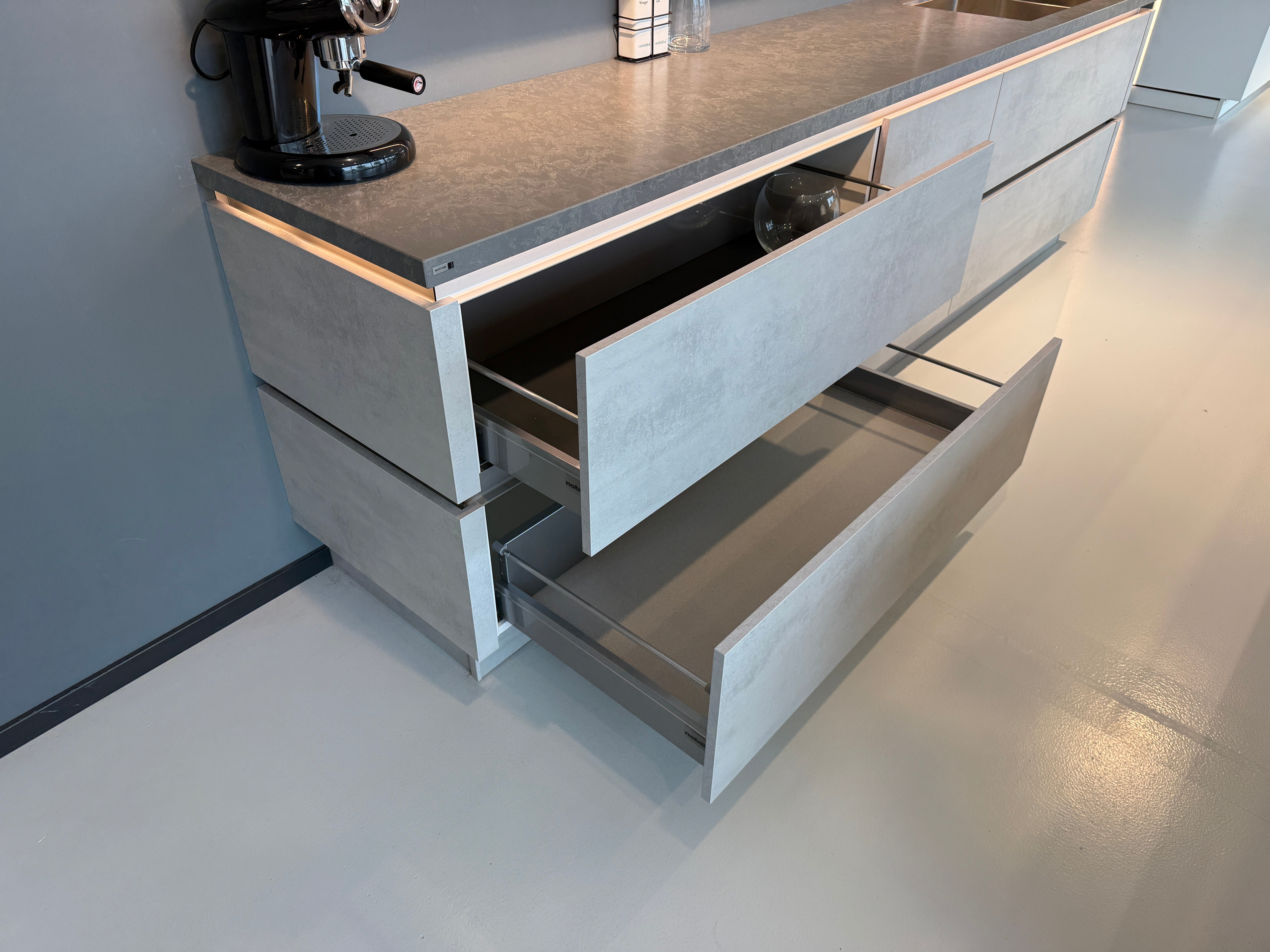 02356 - Grijs betonlook eilandkeuken