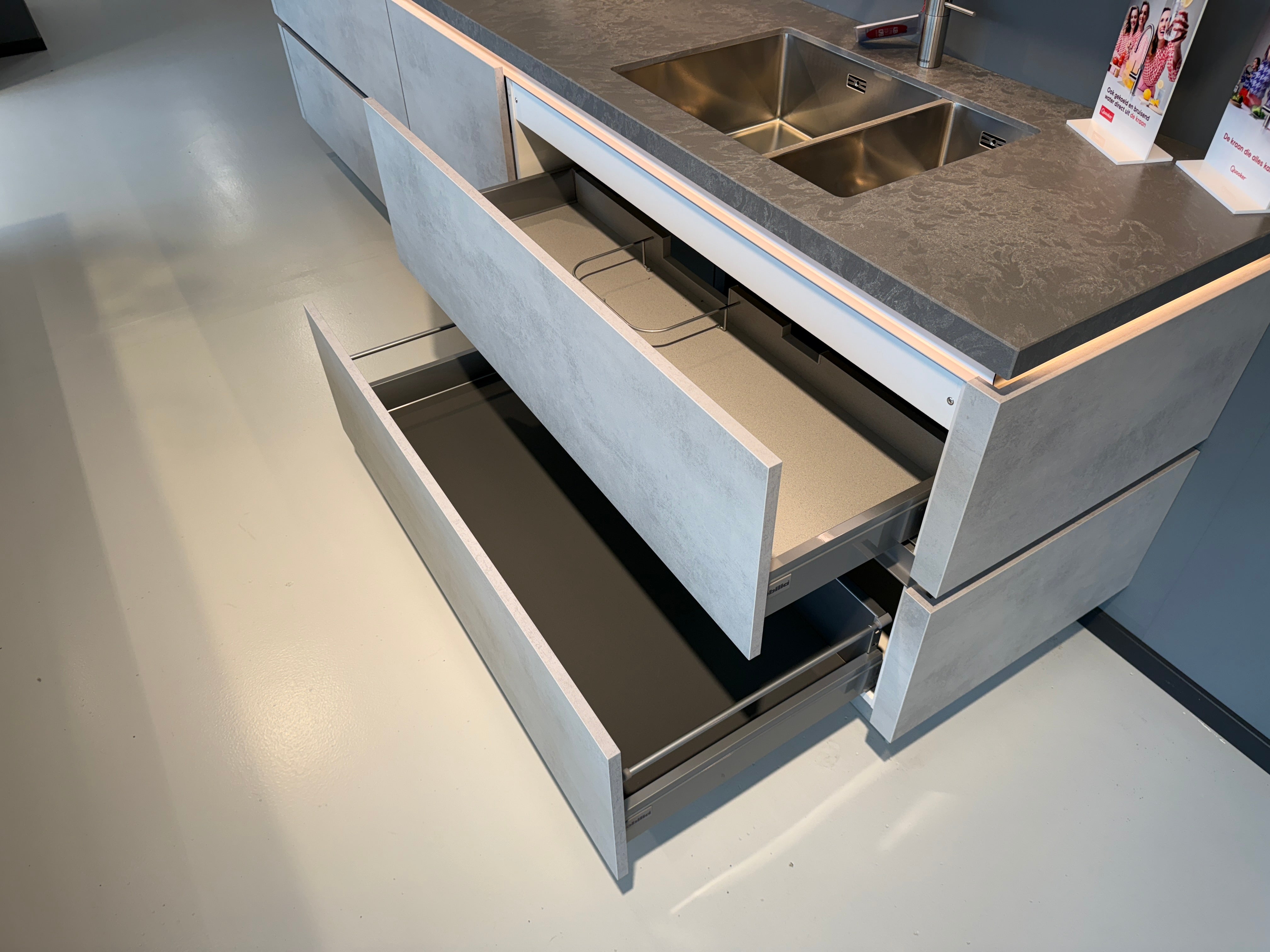 02356 - Grijs betonlook eilandkeuken