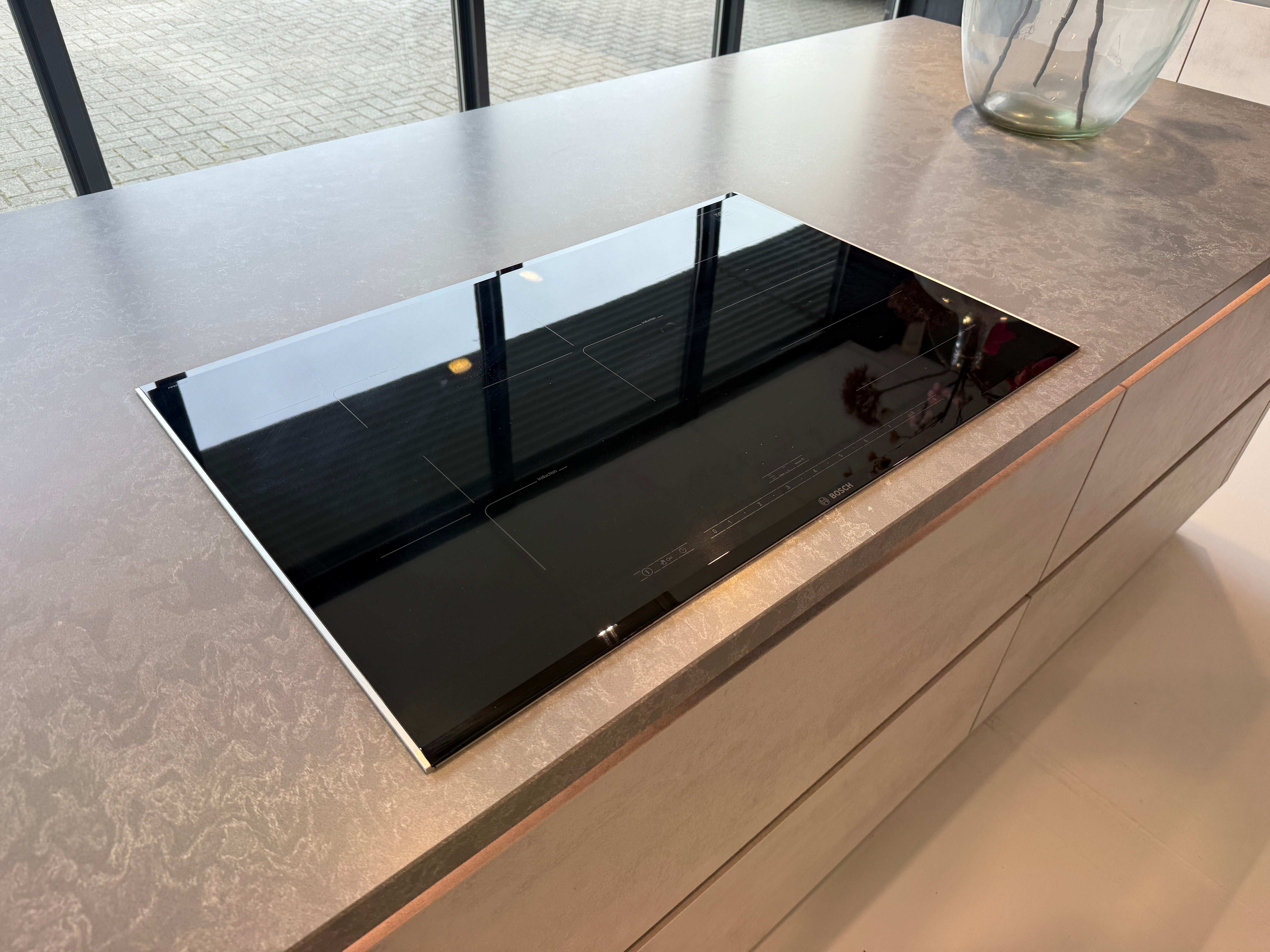 02356 - Grijs betonlook eilandkeuken