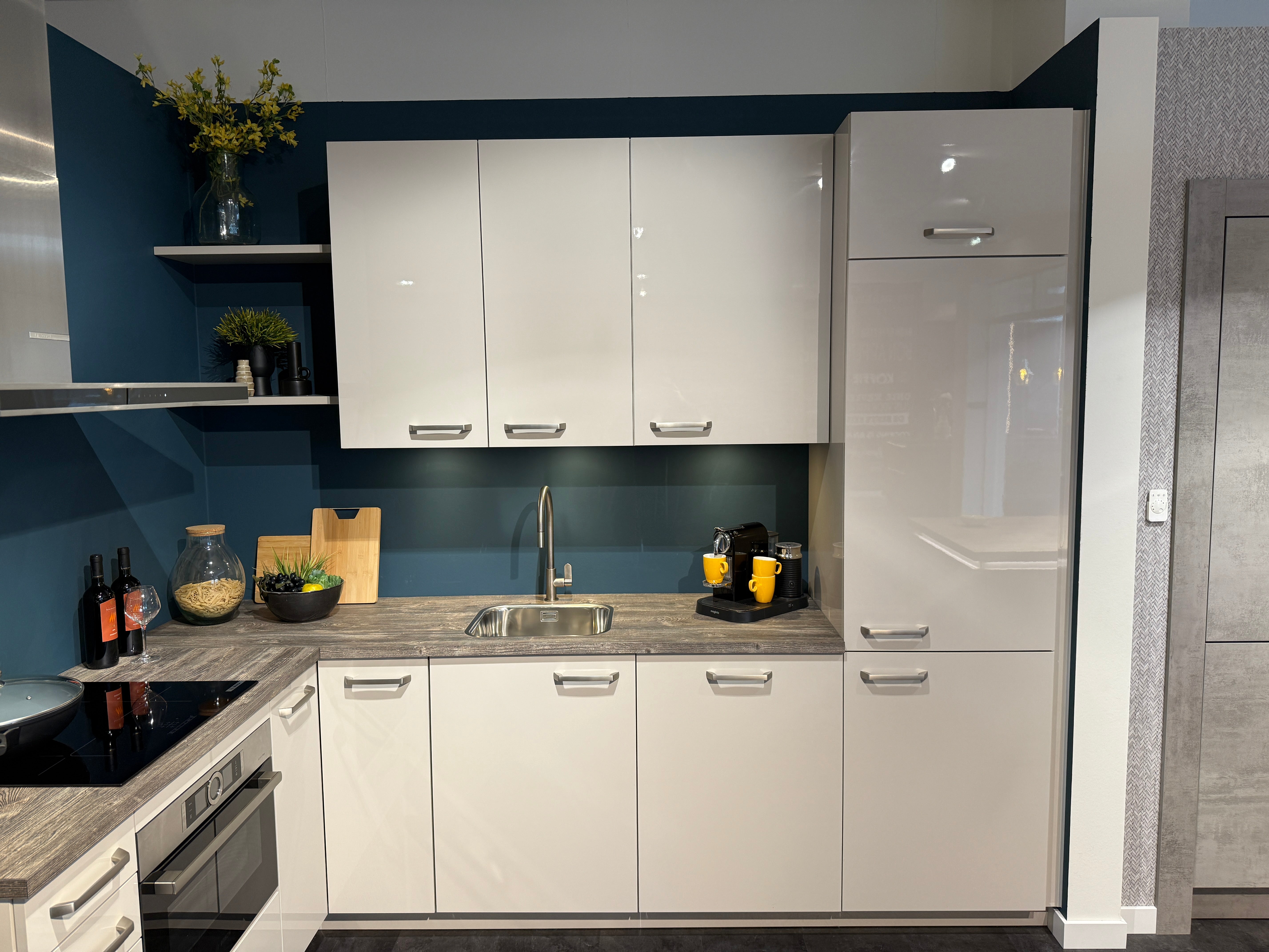 02556 - Hoogglans witte hoekkeuken