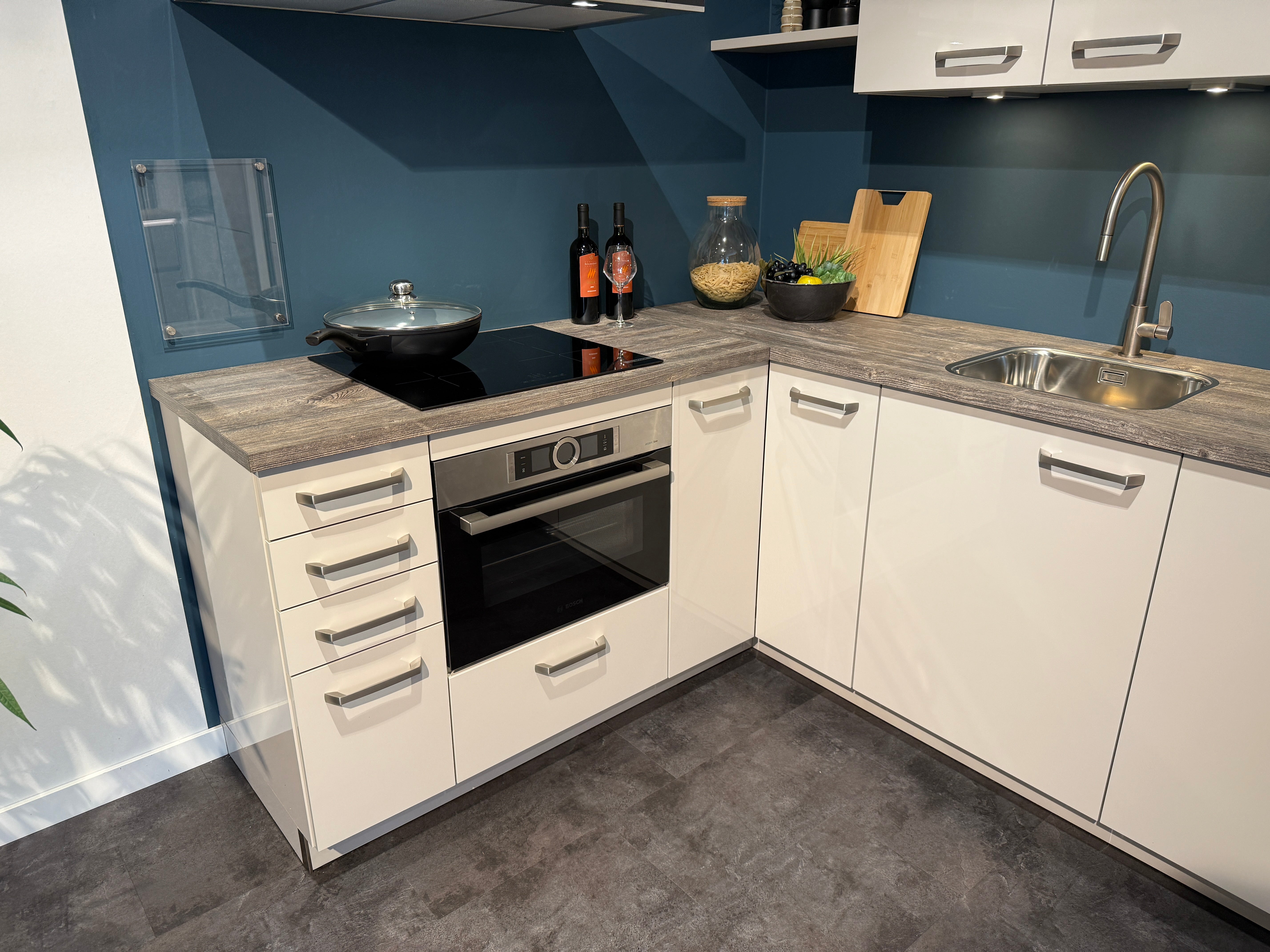 02556 - Hoogglans witte hoekkeuken