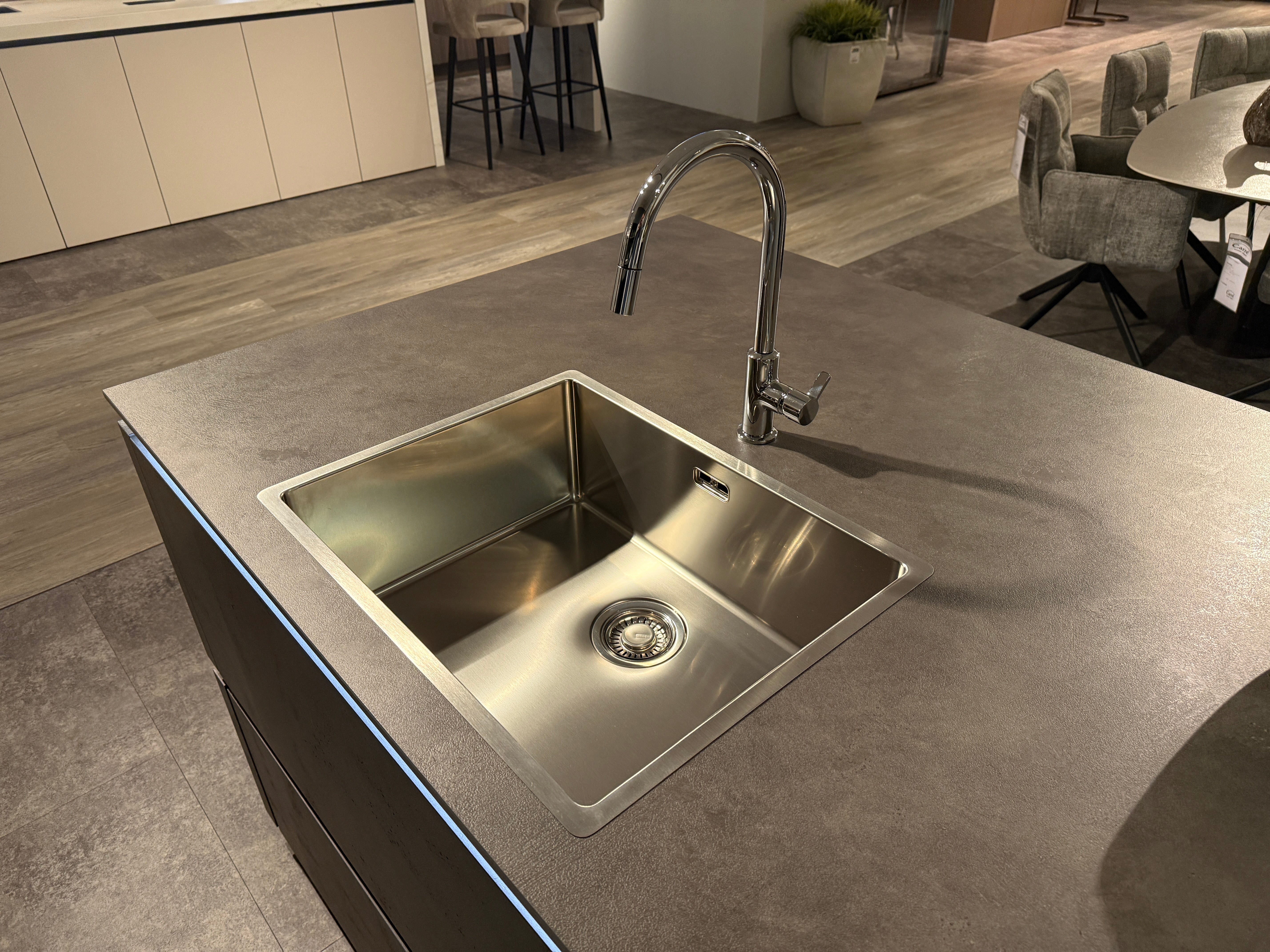 02578 - Moderne betonlook eilandkeuken