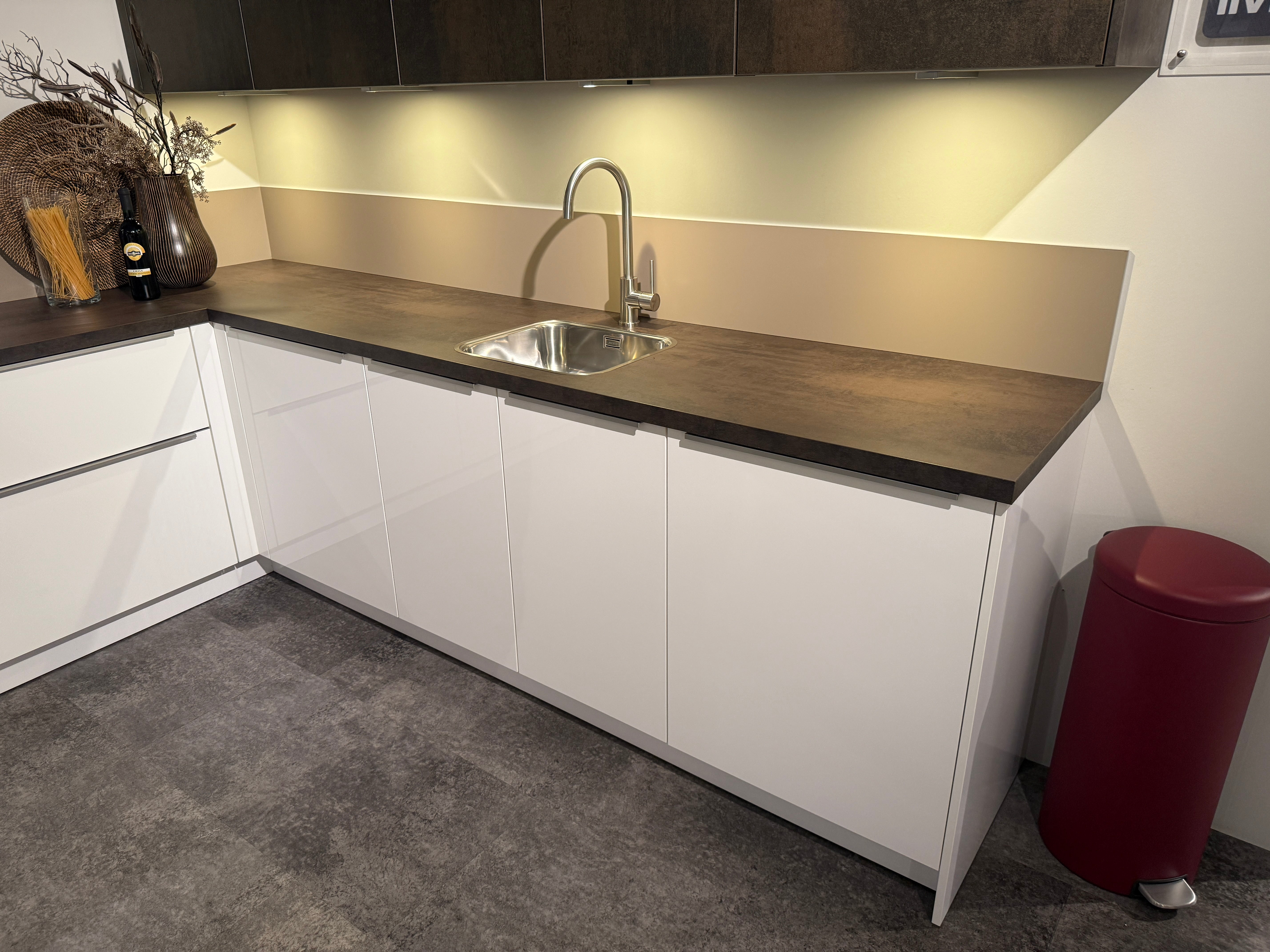 02584 - Nolte hoekkeuken met kastenwand