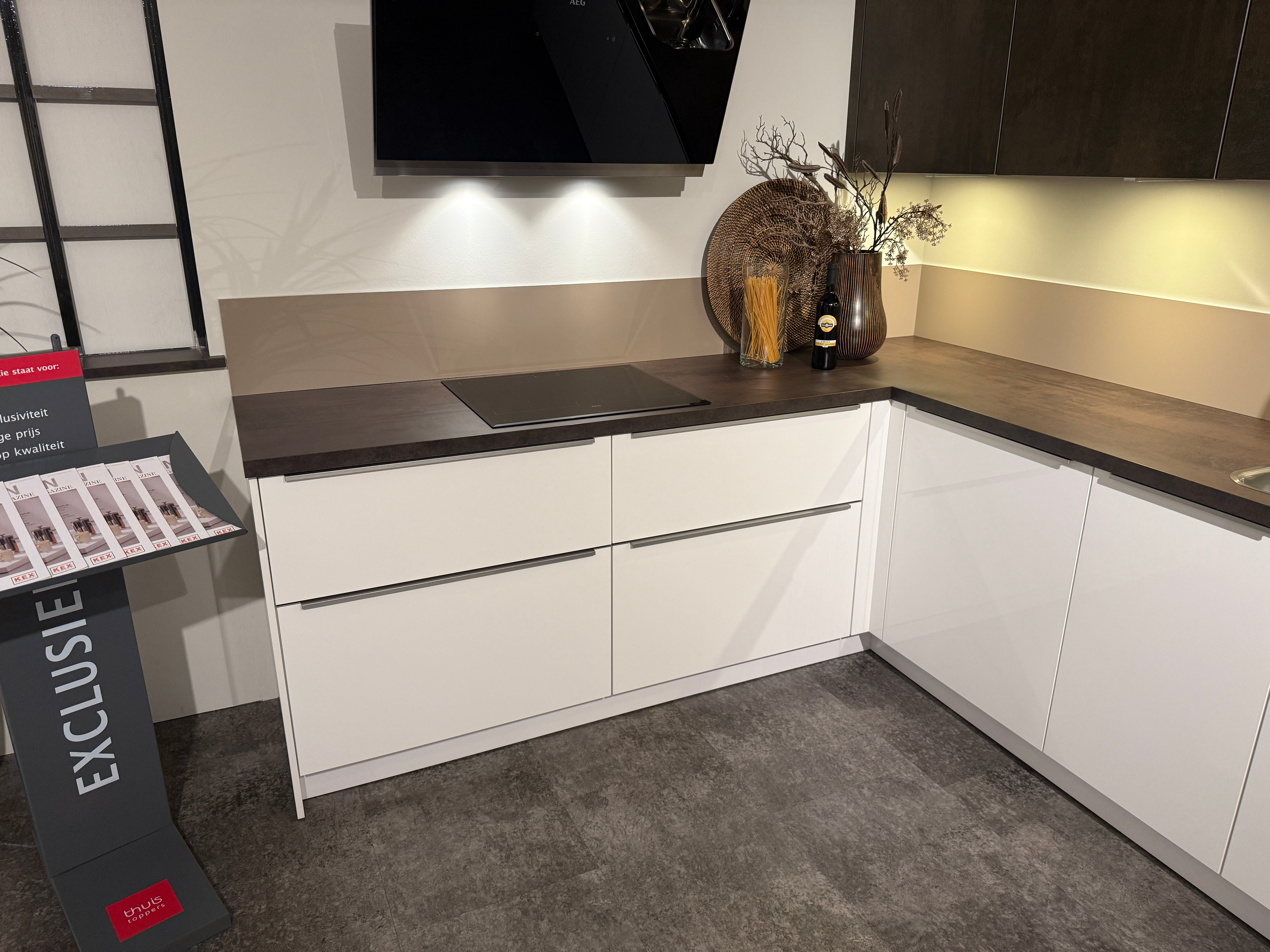 02584 - Nolte hoekkeuken met kastenwand