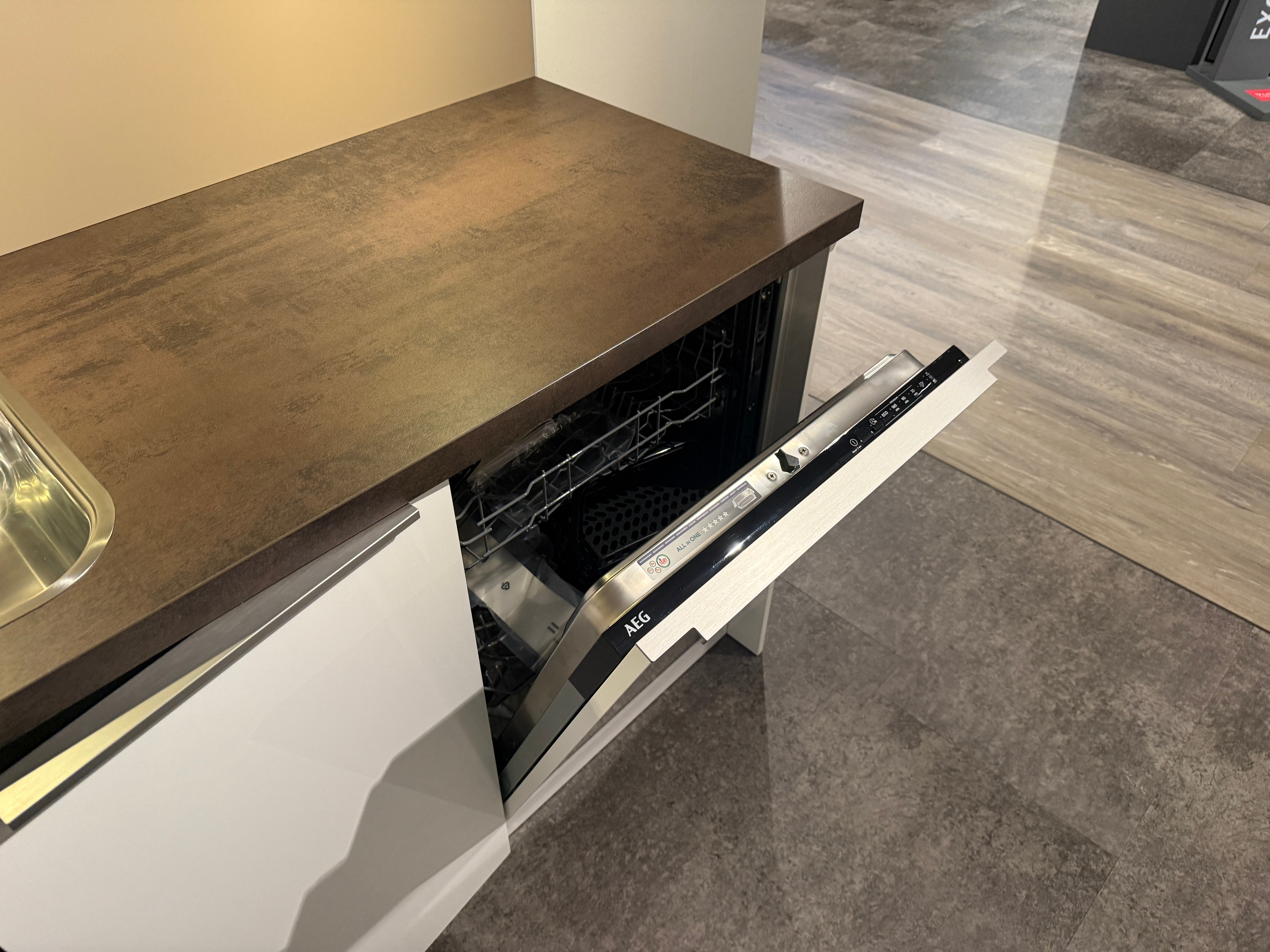 02584 - Nolte hoekkeuken met kastenwand