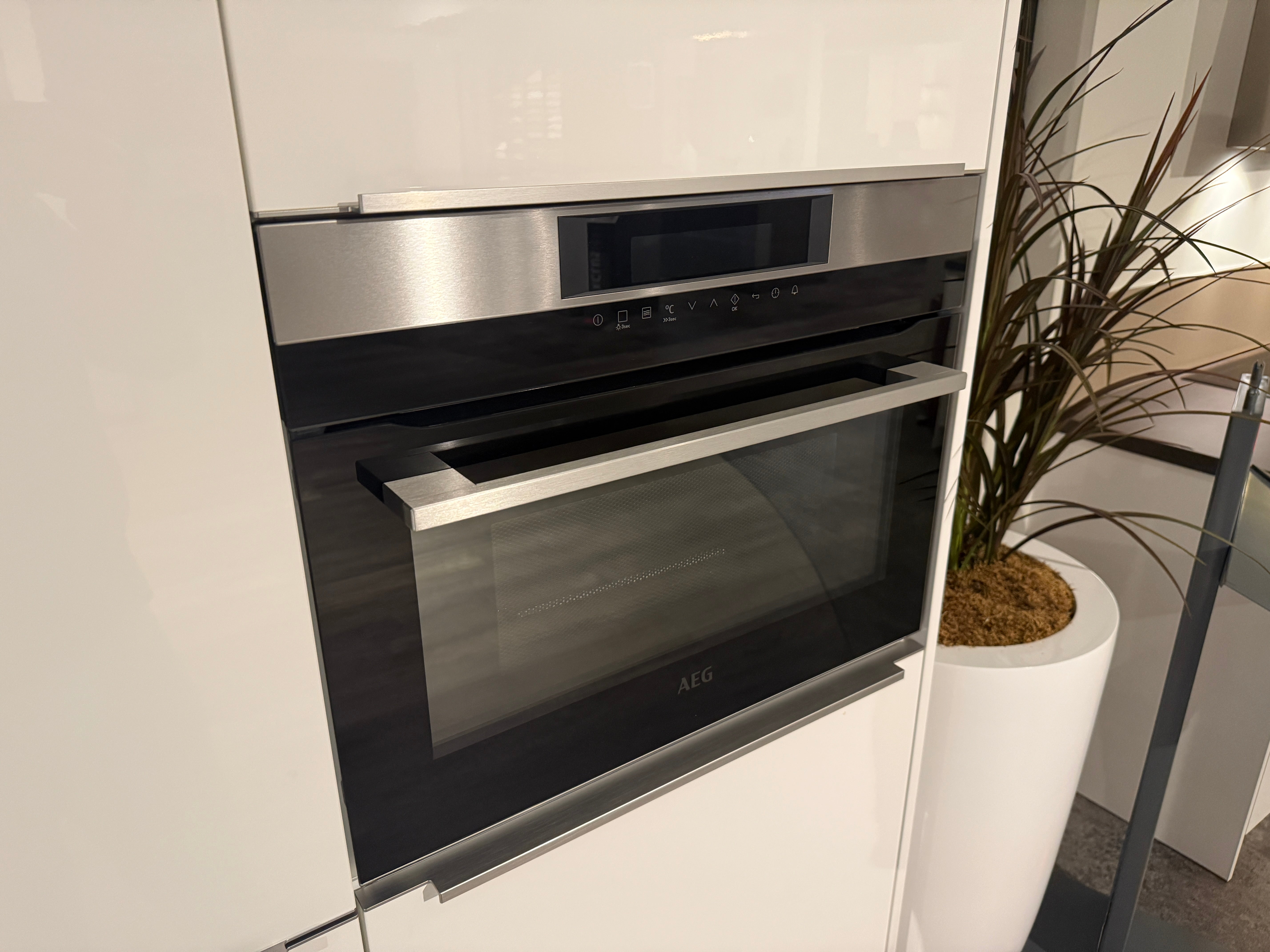 02584 - Nolte hoekkeuken met kastenwand