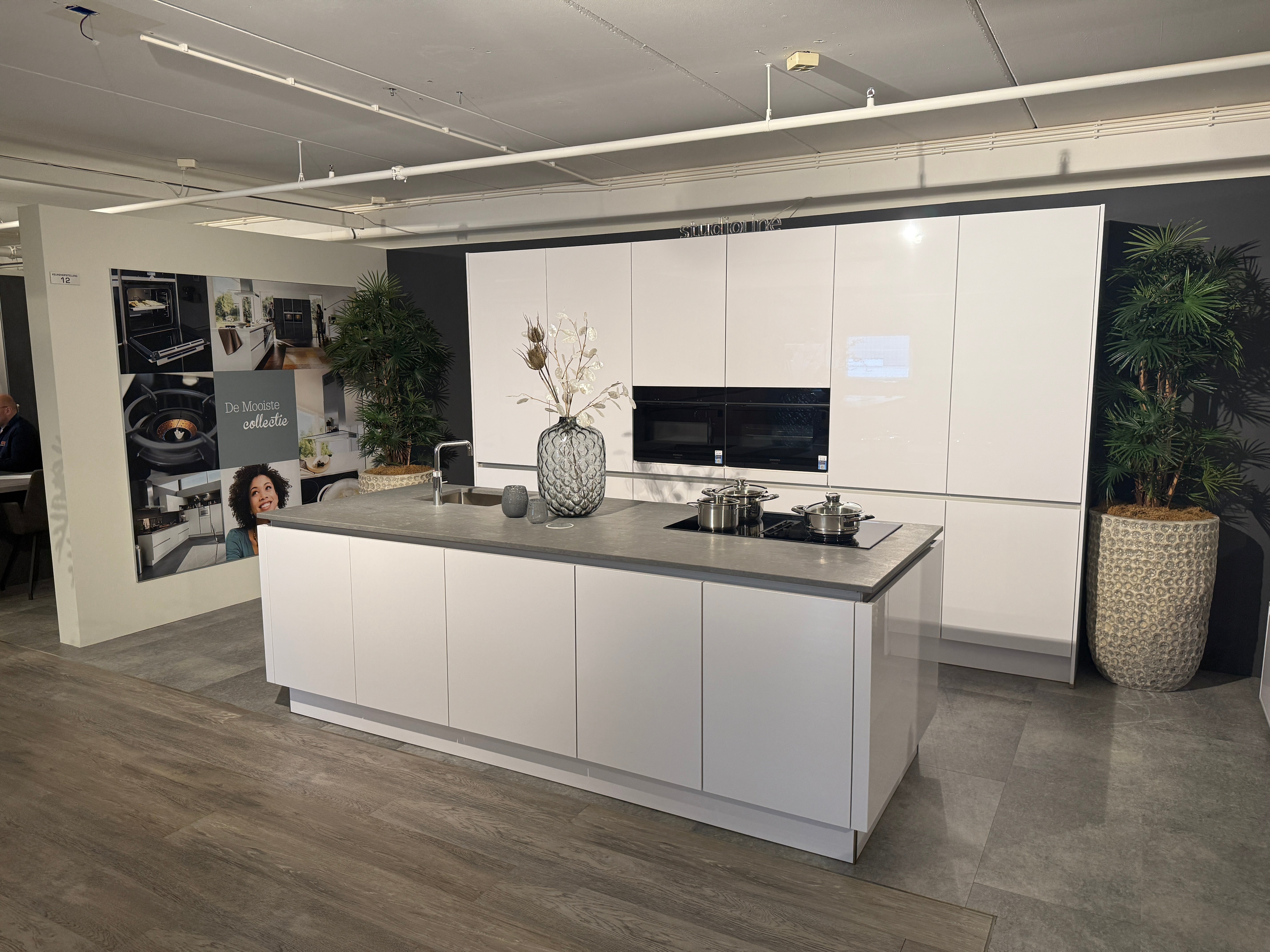 02588 - Hoogglans witte eilandkeuken