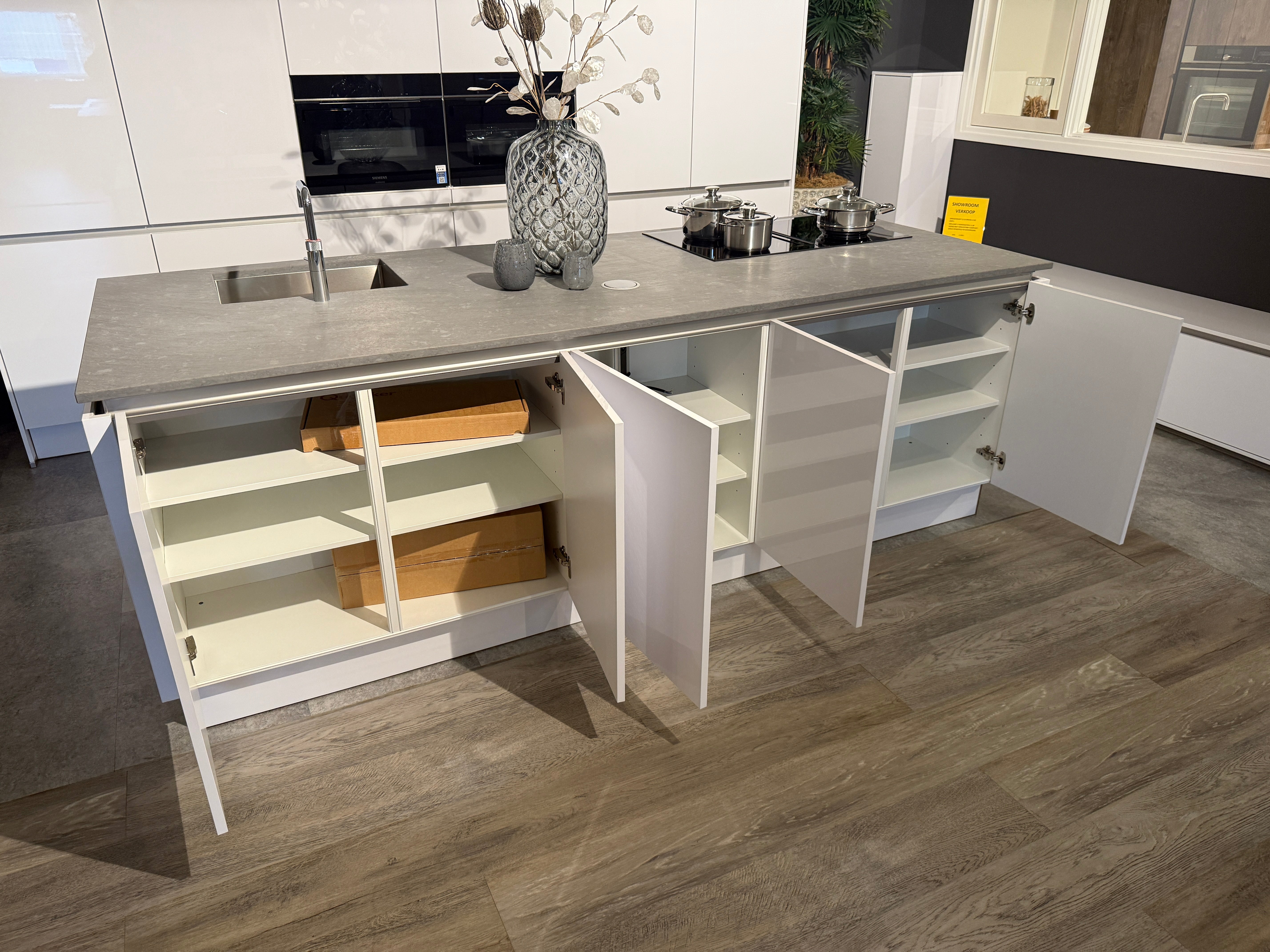 02588 - Hoogglans witte eilandkeuken