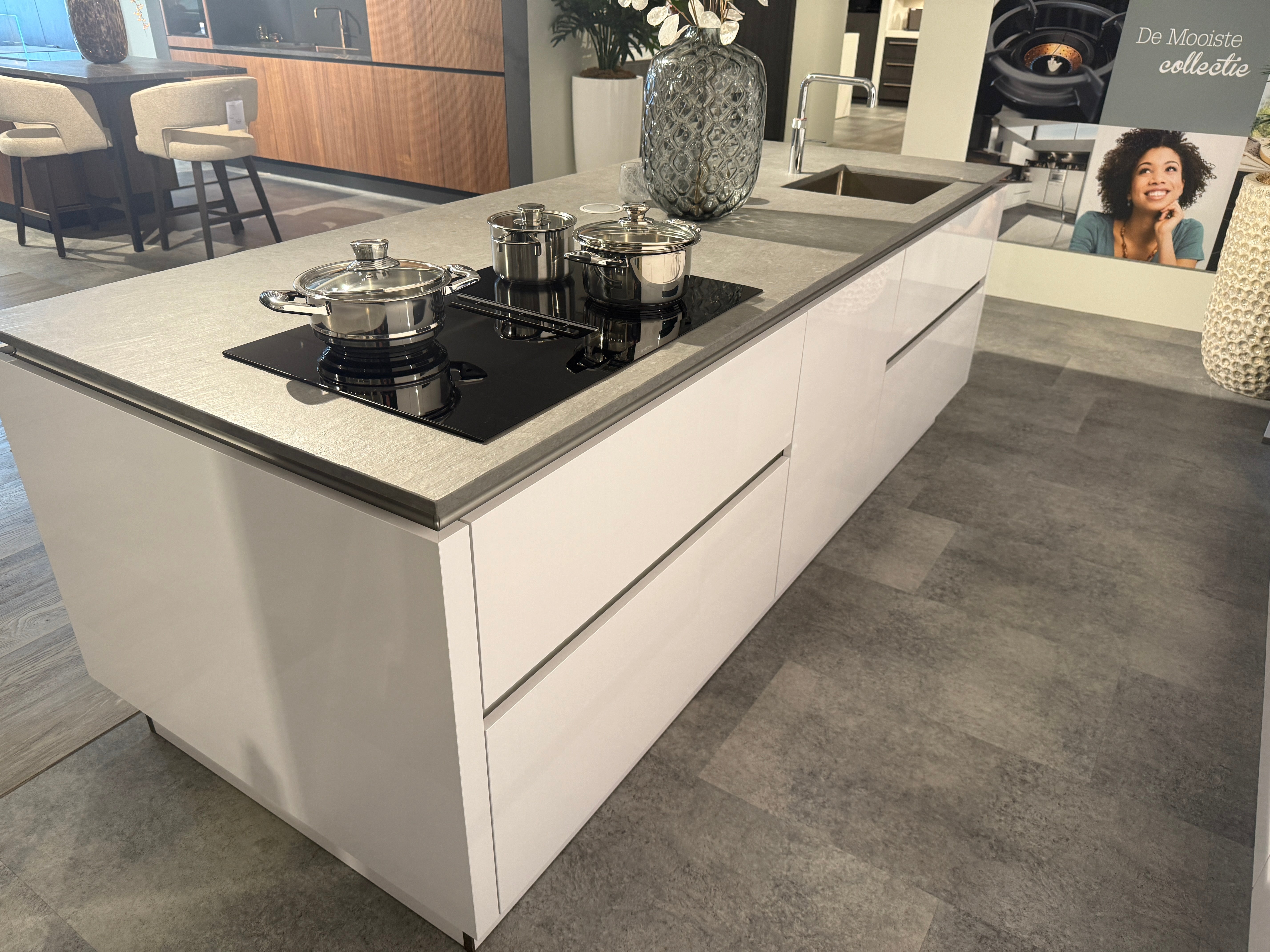 02588 - Hoogglans witte eilandkeuken