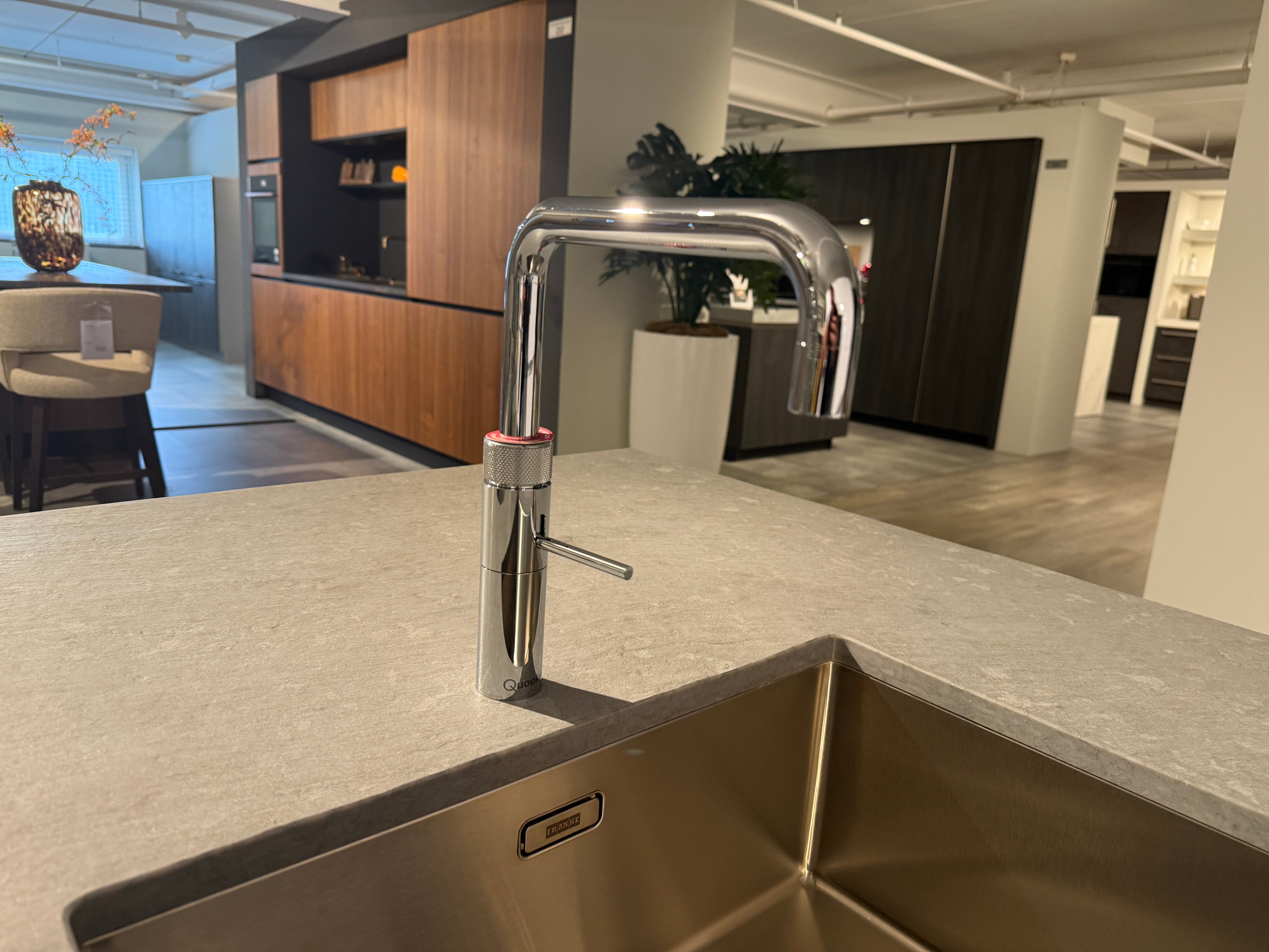 02588 - Hoogglans witte eilandkeuken