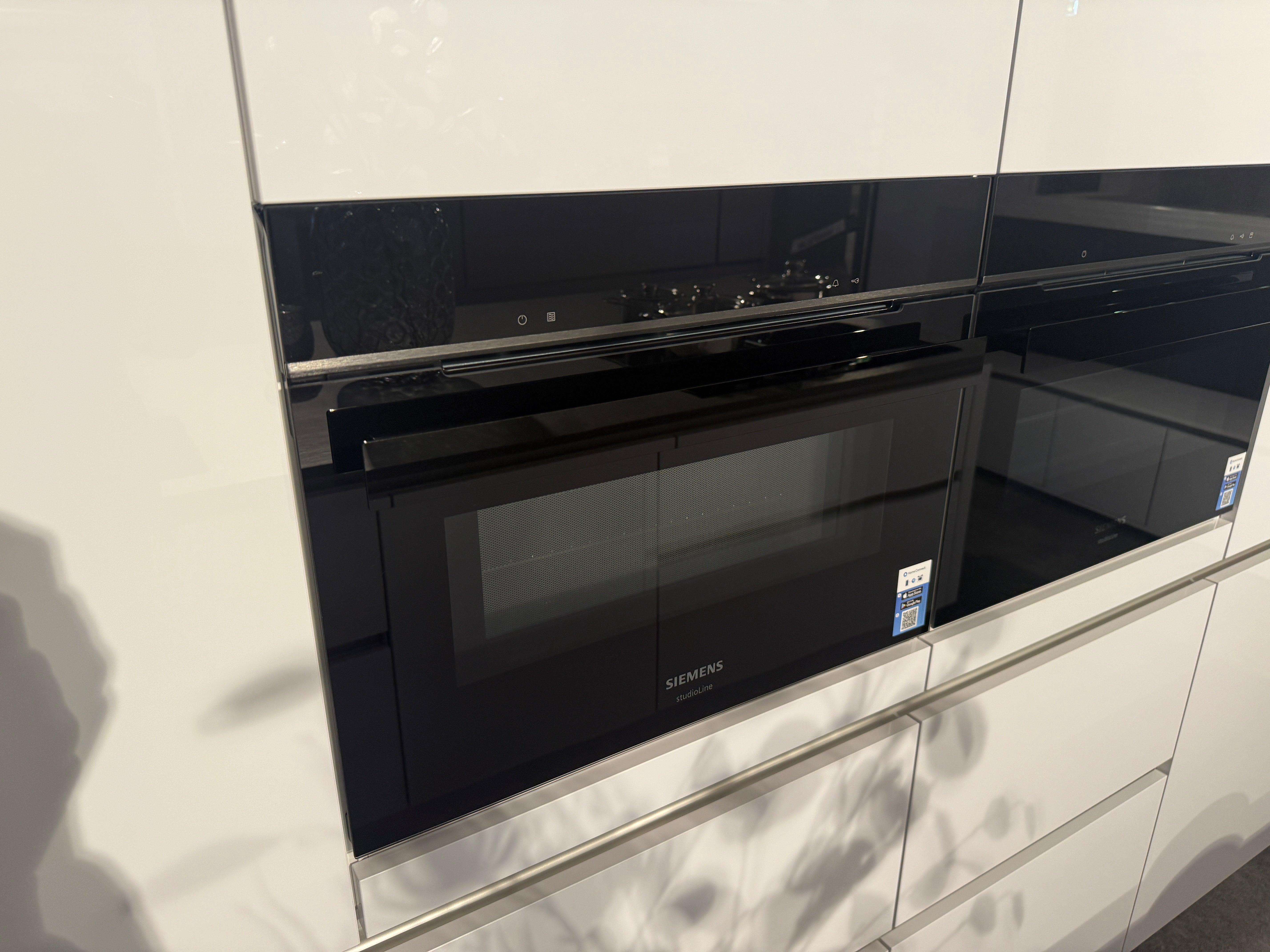 02588 - Hoogglans witte eilandkeuken