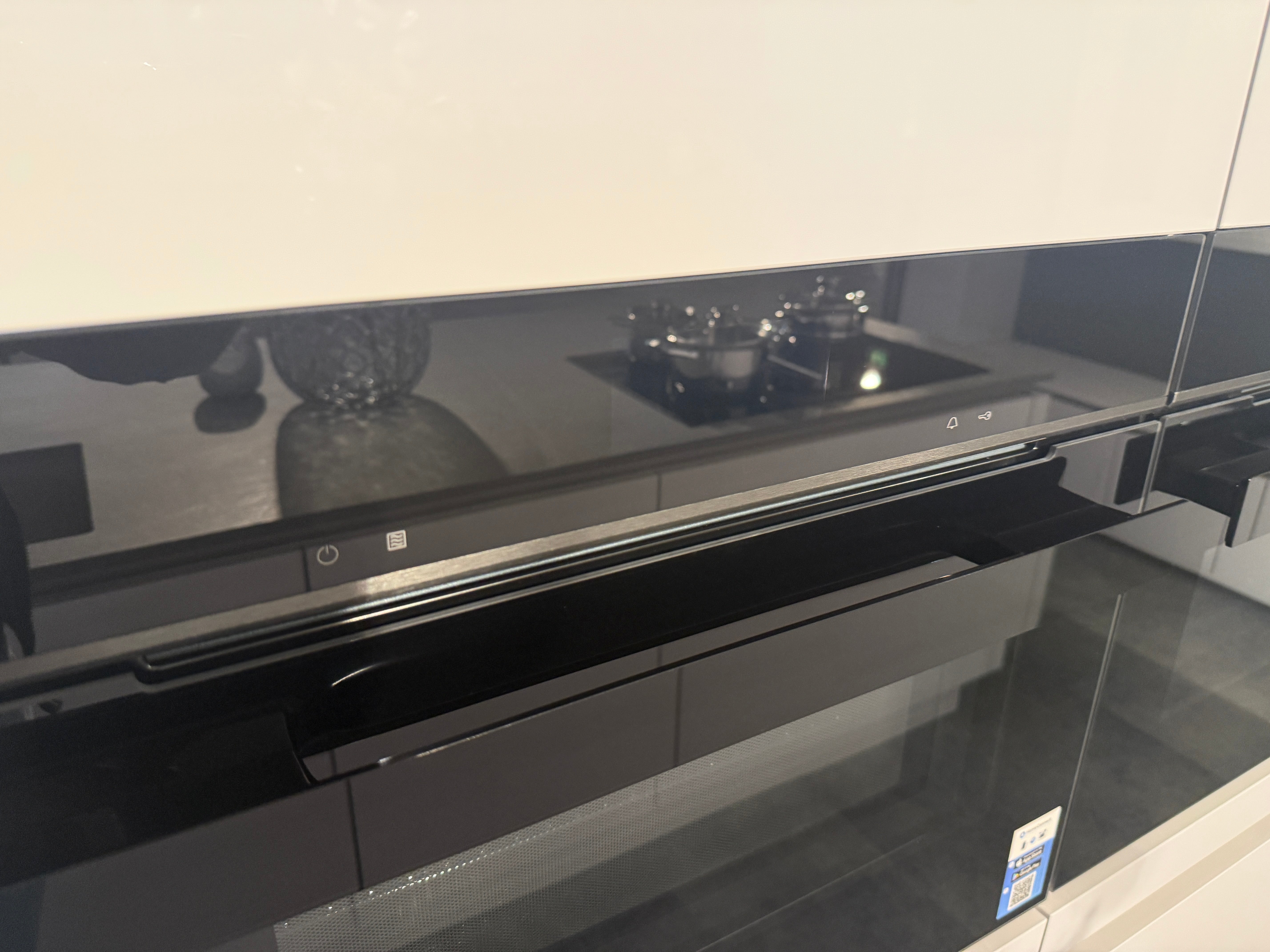 02588 - Hoogglans witte eilandkeuken