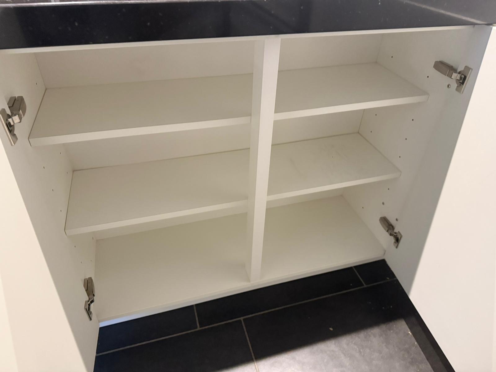 01915 - Witte landelijke eilandkeuken
