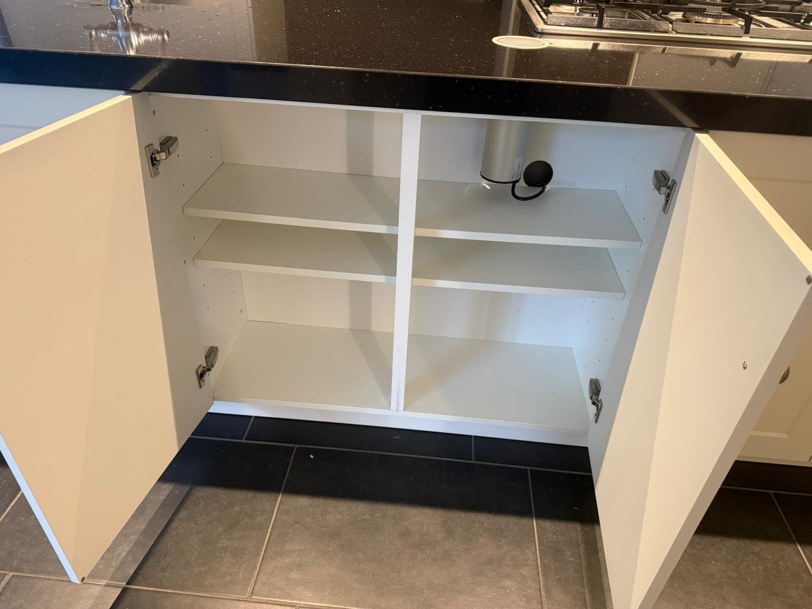 01915 - Witte landelijke eilandkeuken
