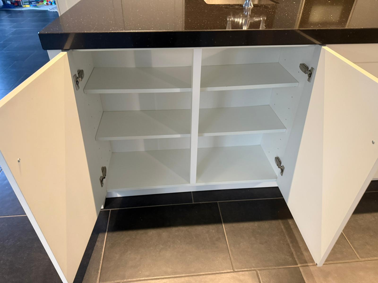 01915 - Witte landelijke eilandkeuken